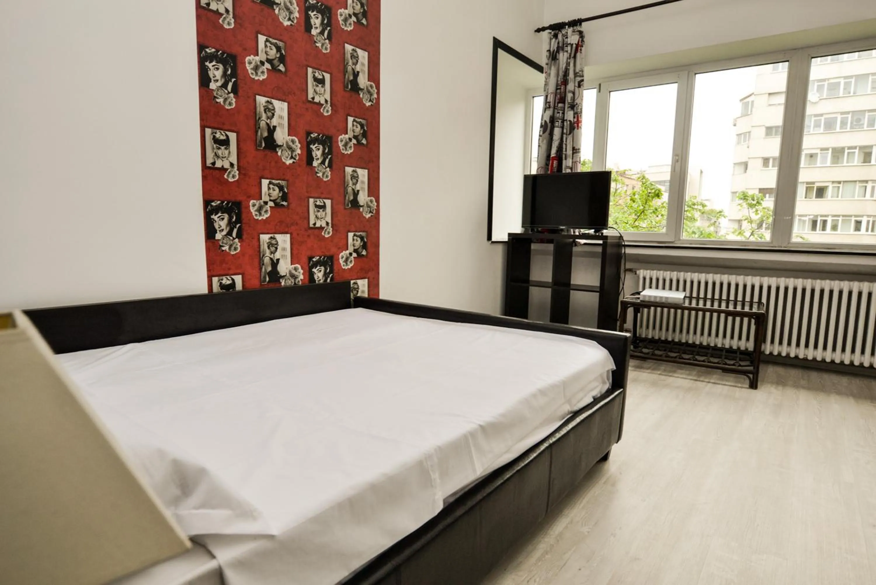 Communal lounge/ TV room, Bed in Central Class Bucharest