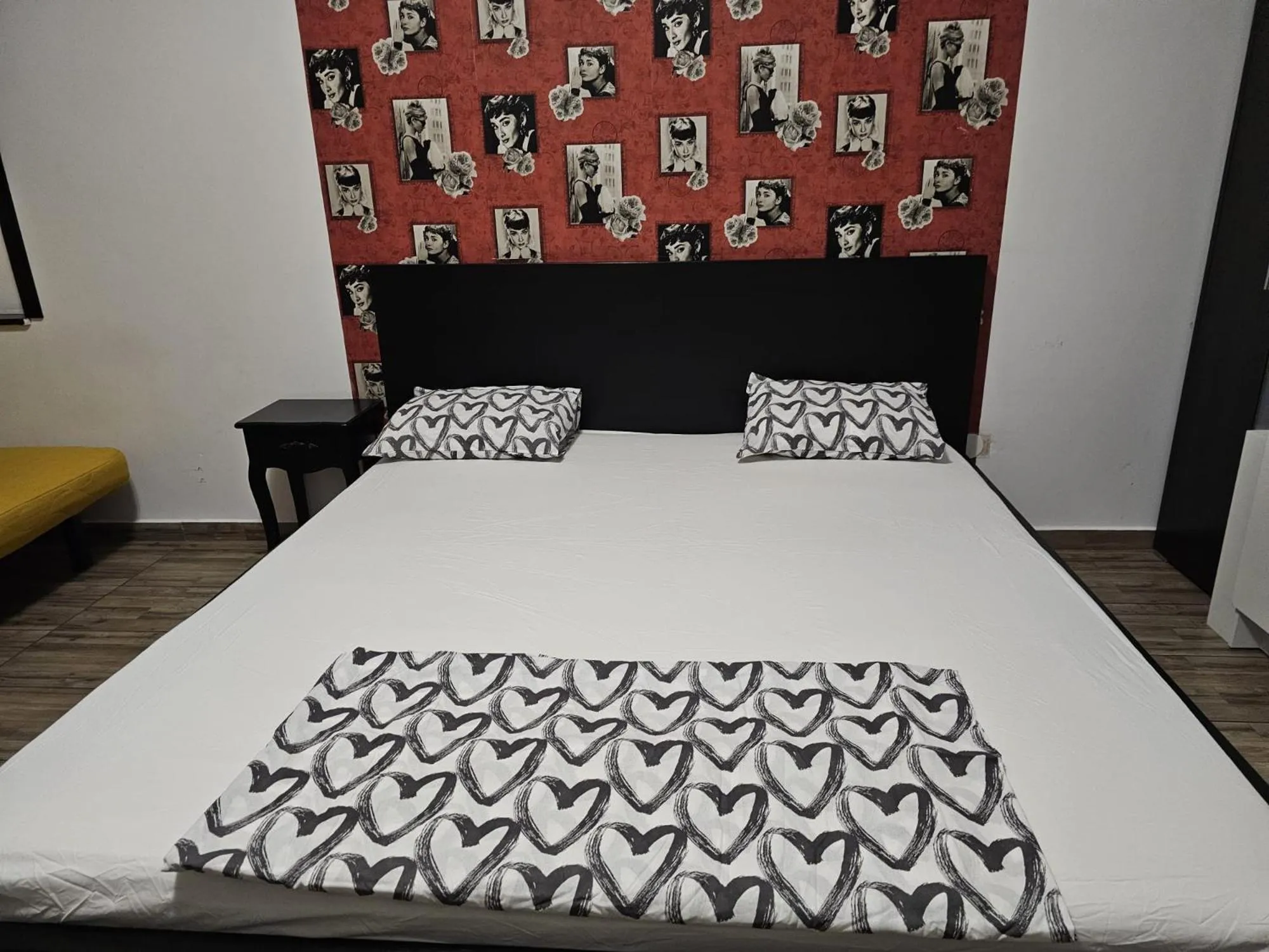 Photo of the whole room, Bed in Central Class Bucharest