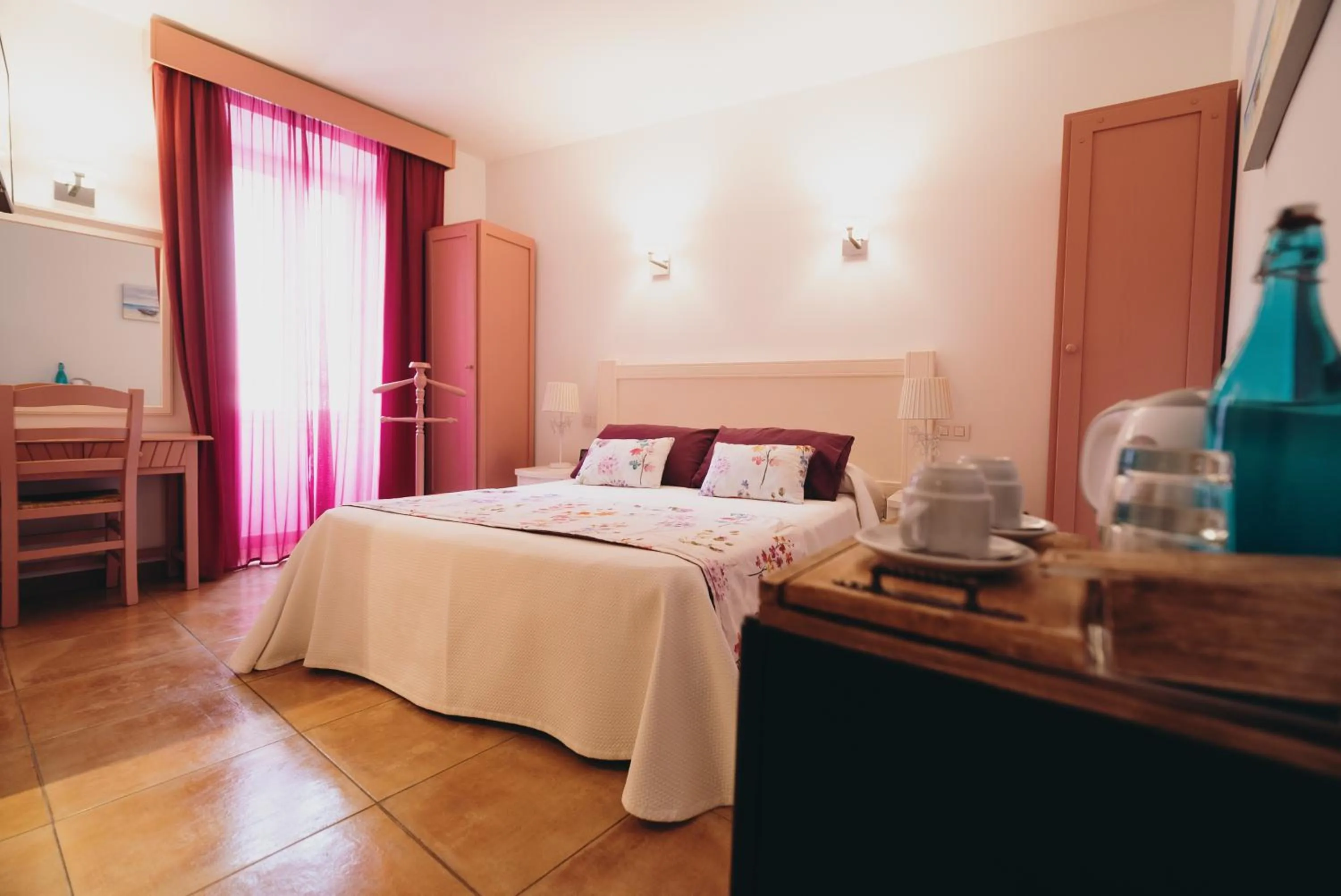 Photo of the whole room, Bed in Can Serrete