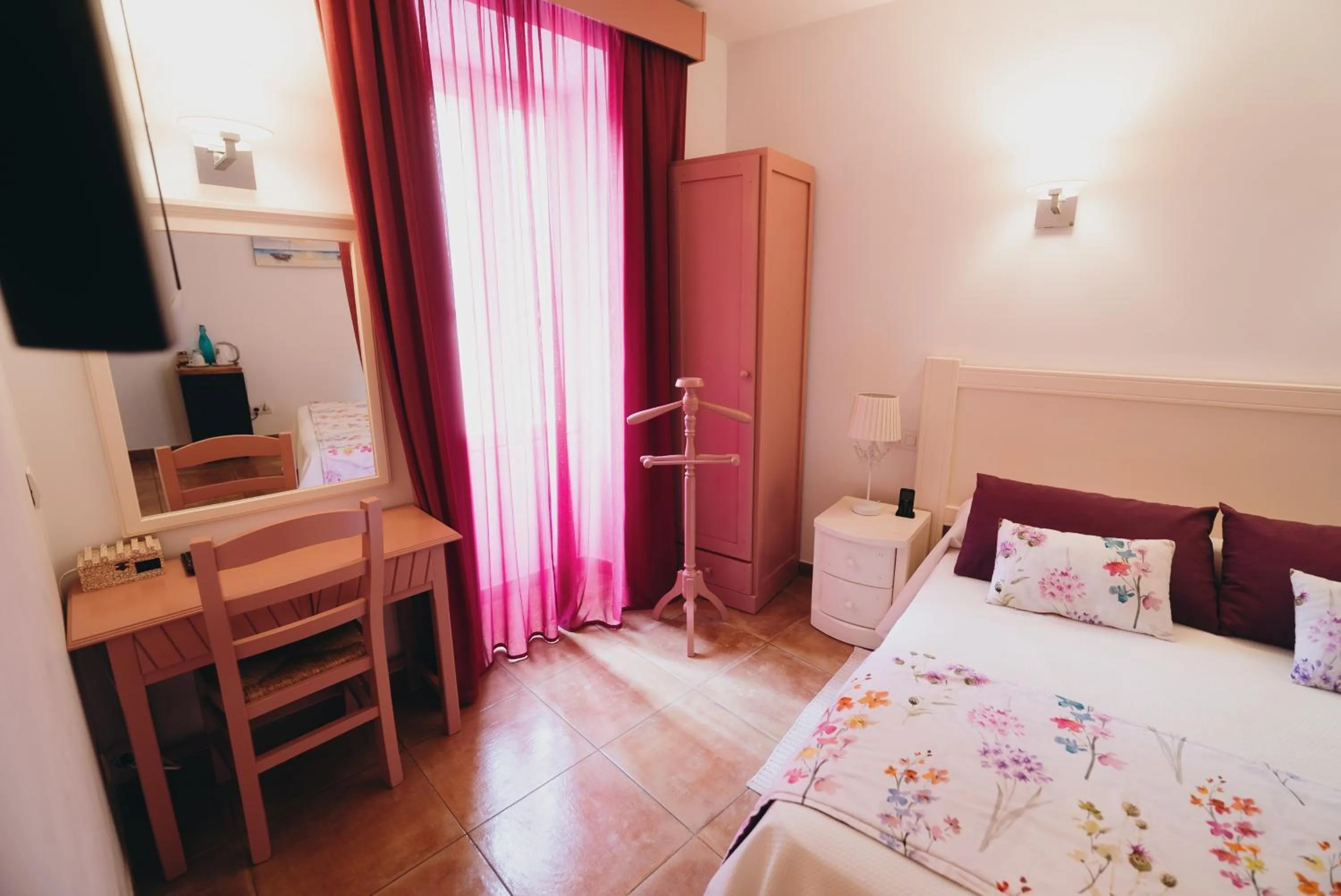 Photo of the whole room, Bed in Can Serrete