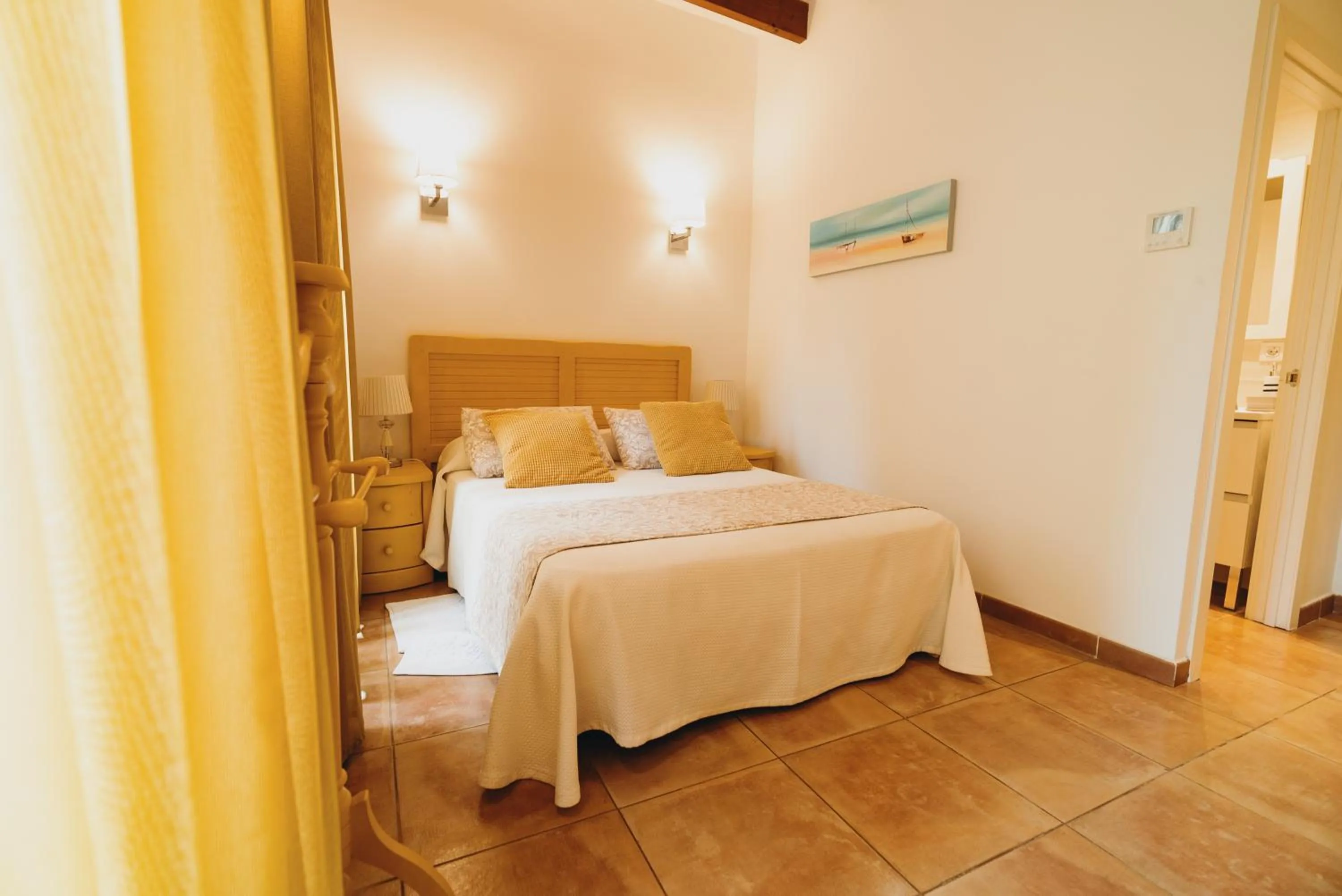 Photo of the whole room, Bed in Can Serrete