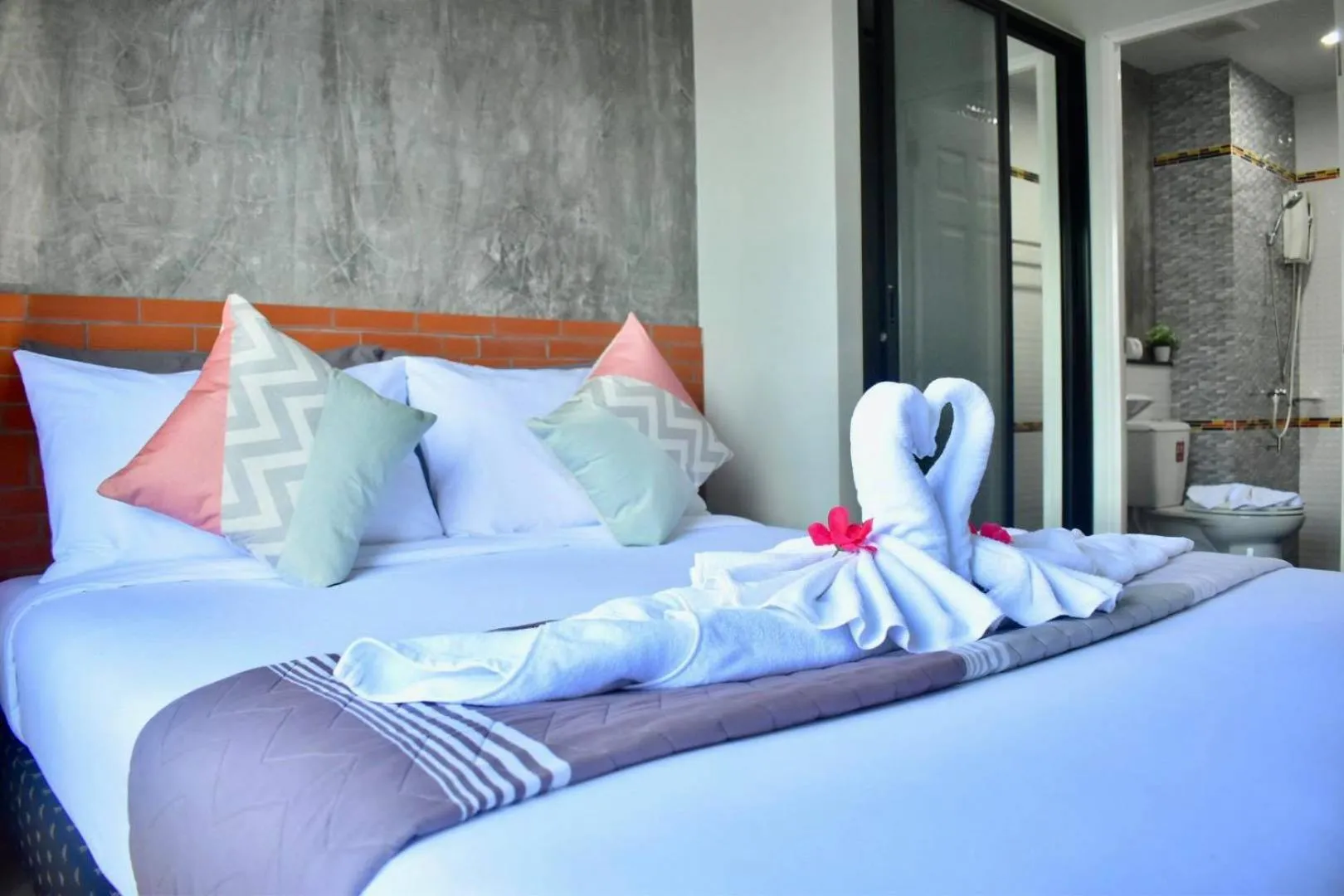 Shower, Bed in Isayarada Apartment