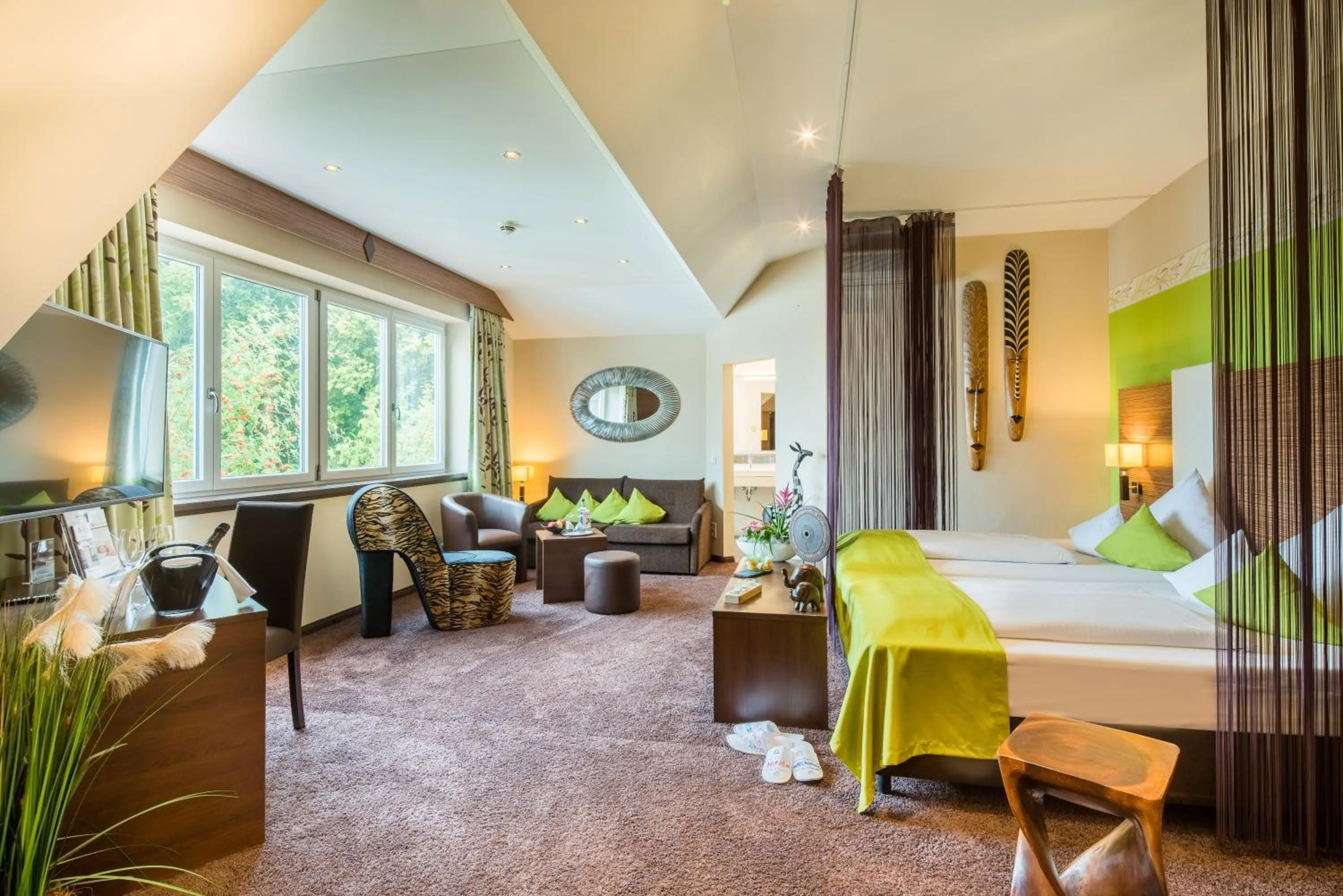 Coffee/tea facilities, Bed in Best Western Plus Parkhotel Erding