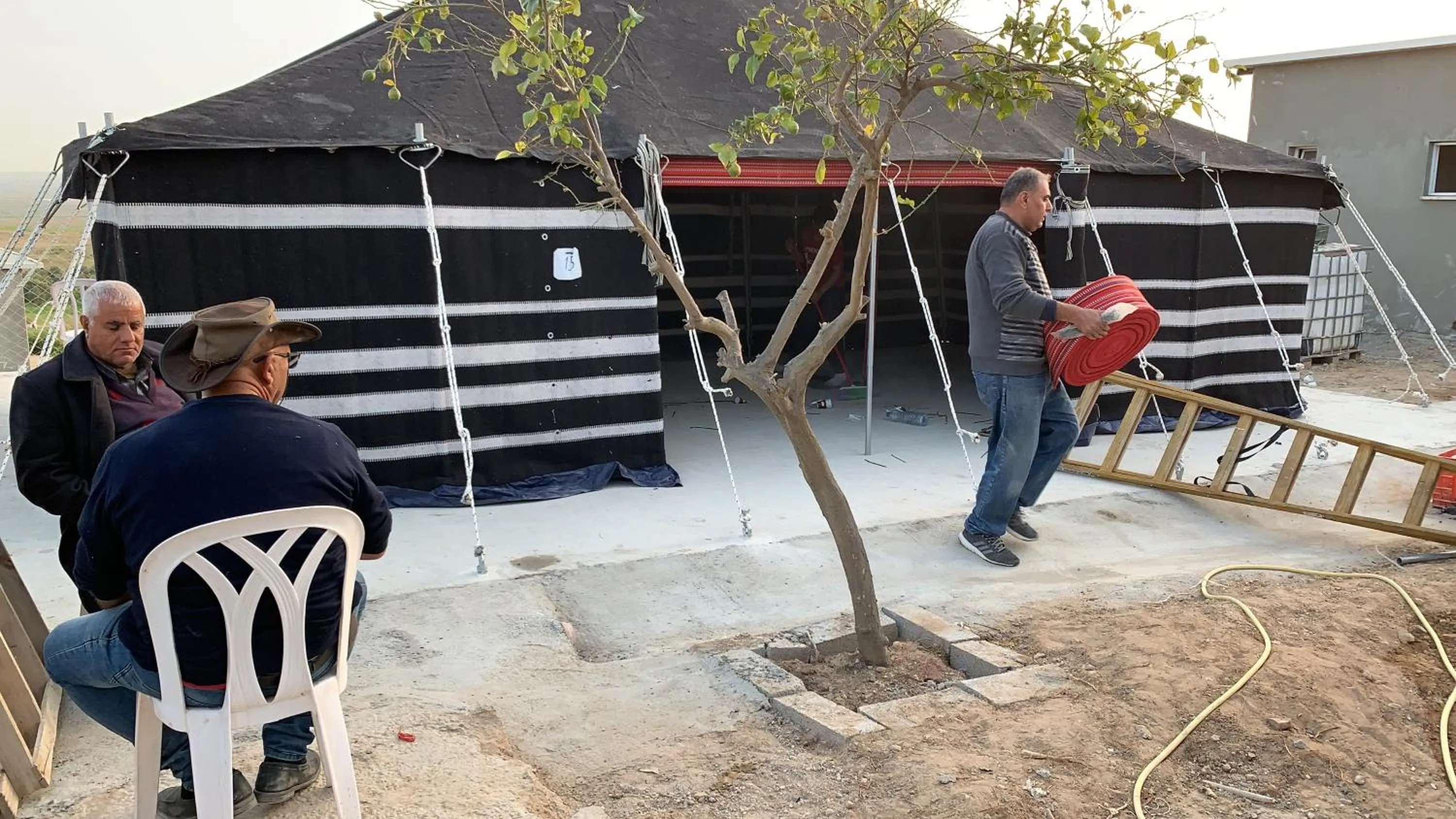 People in Khan Alsira - חאן אלסרה