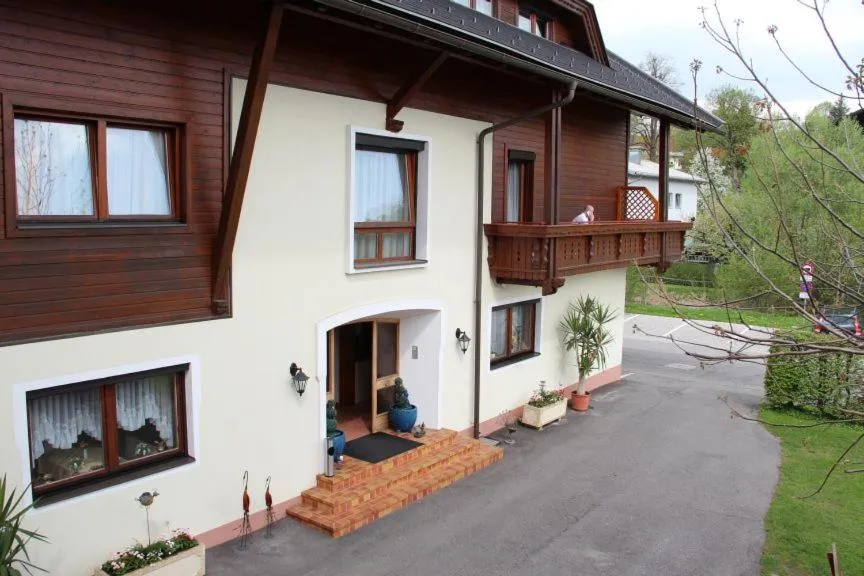 Facade/entrance in Pension Duregger