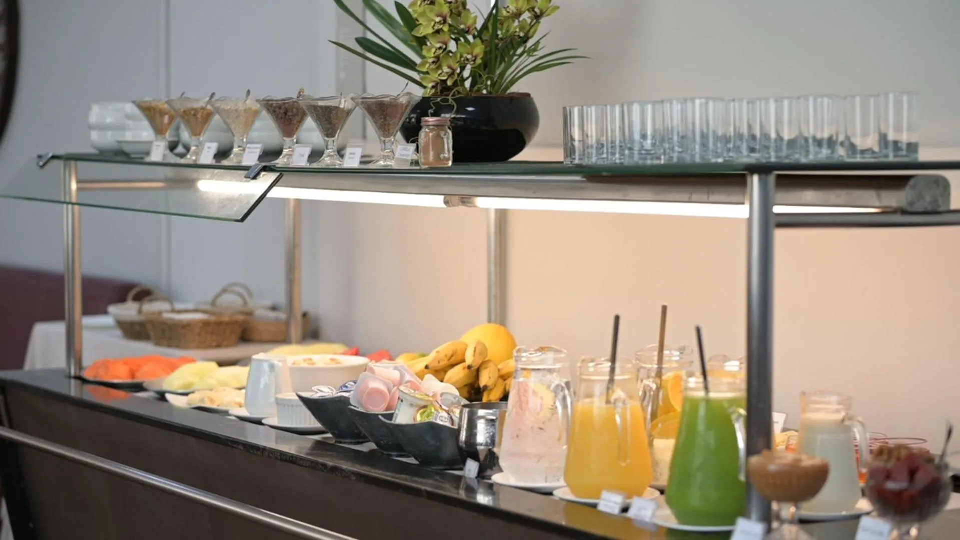 Restaurant/places to eat in H2 Platinum Lourdes