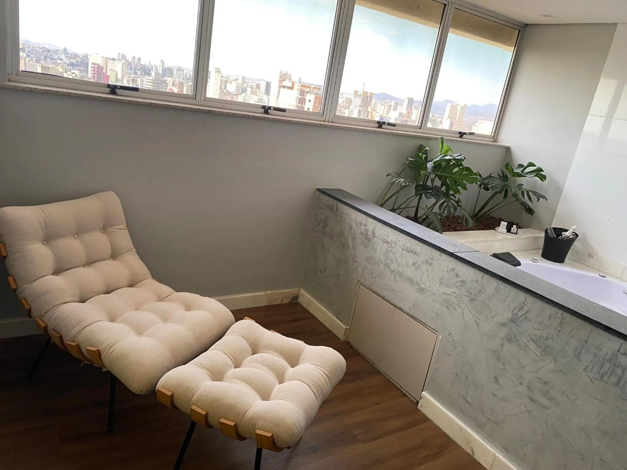 Seating area in H2 Platinum Lourdes