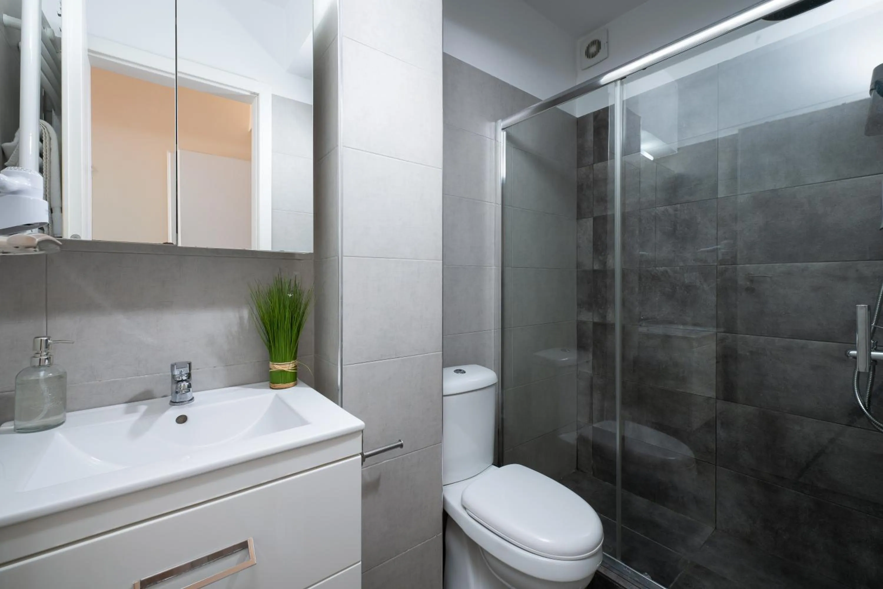 Shower in Enattica Syntagma Living