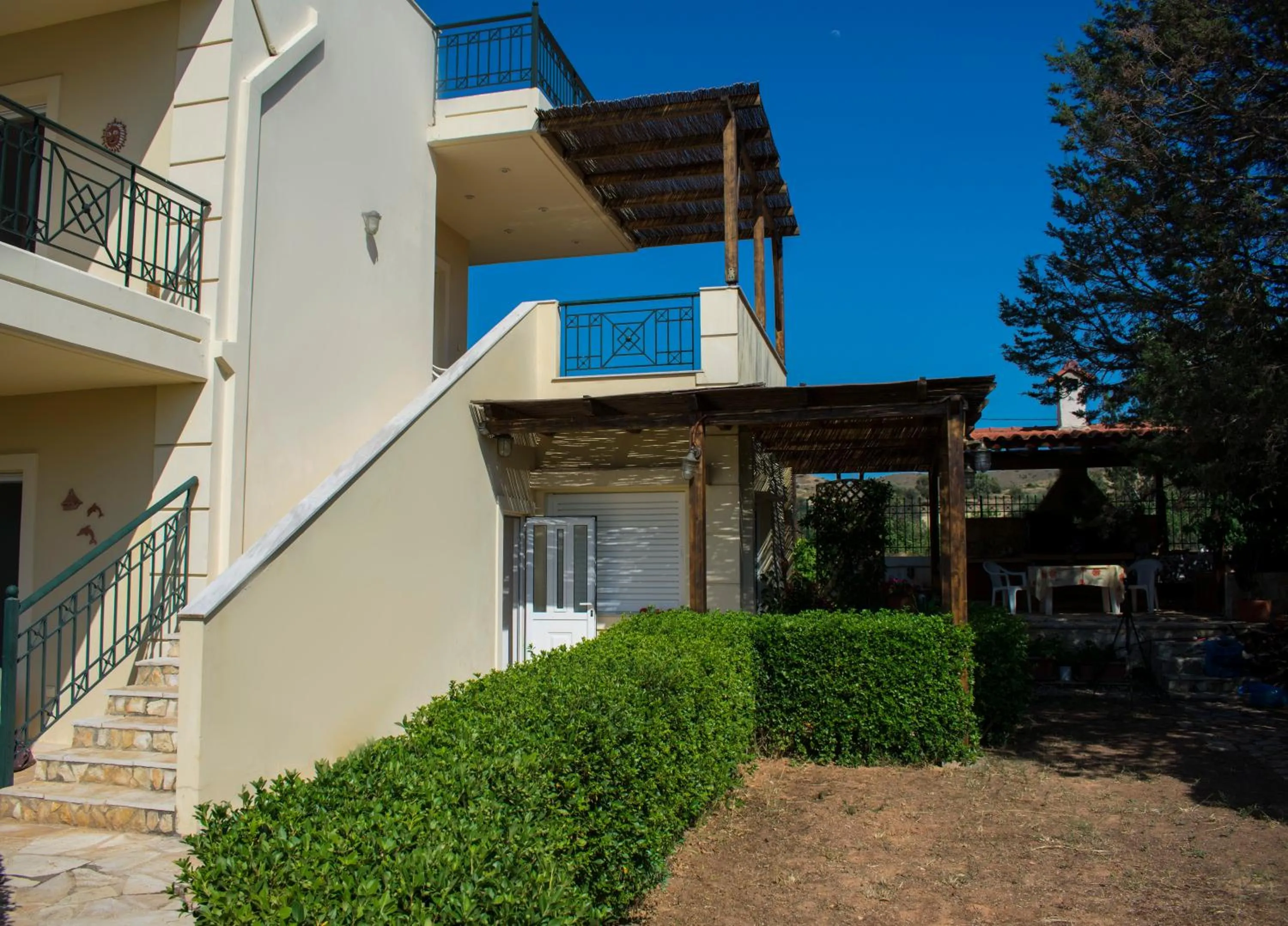 Facade/entrance in Anavyssos Garden House