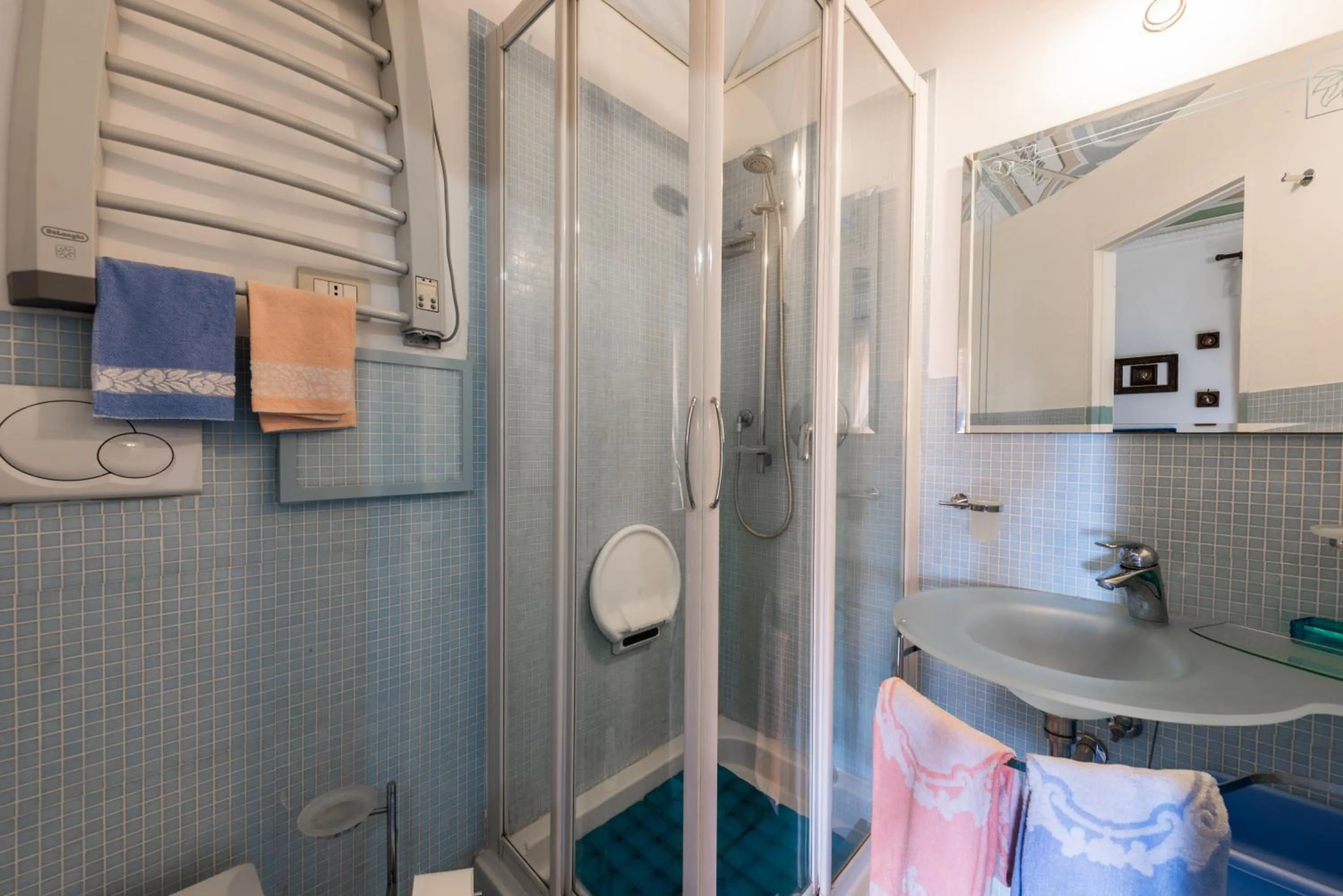 Toilet in Villa Mariella Pittorino - camere in B&B