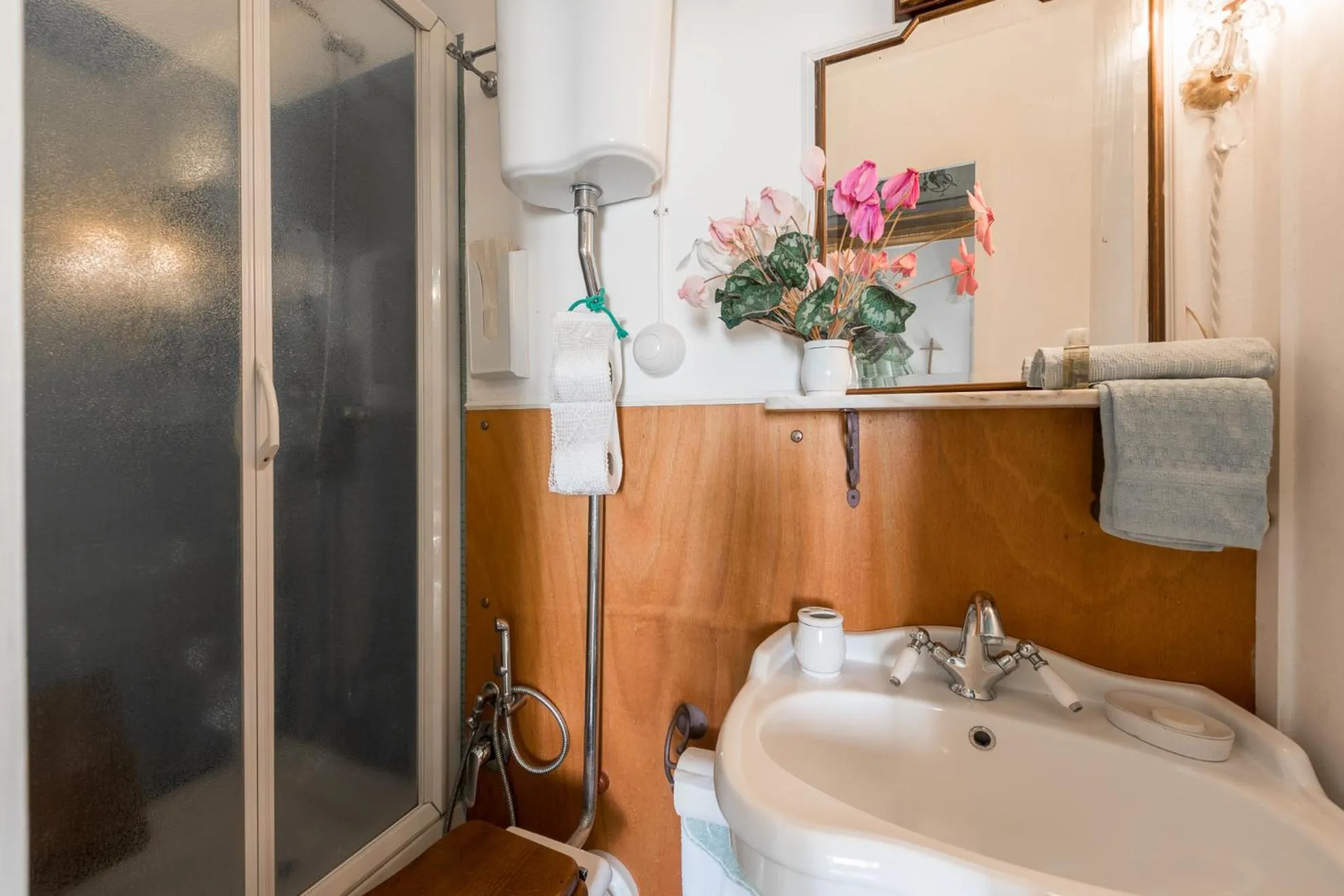Toilet in Villa Mariella Pittorino - camere in B&B