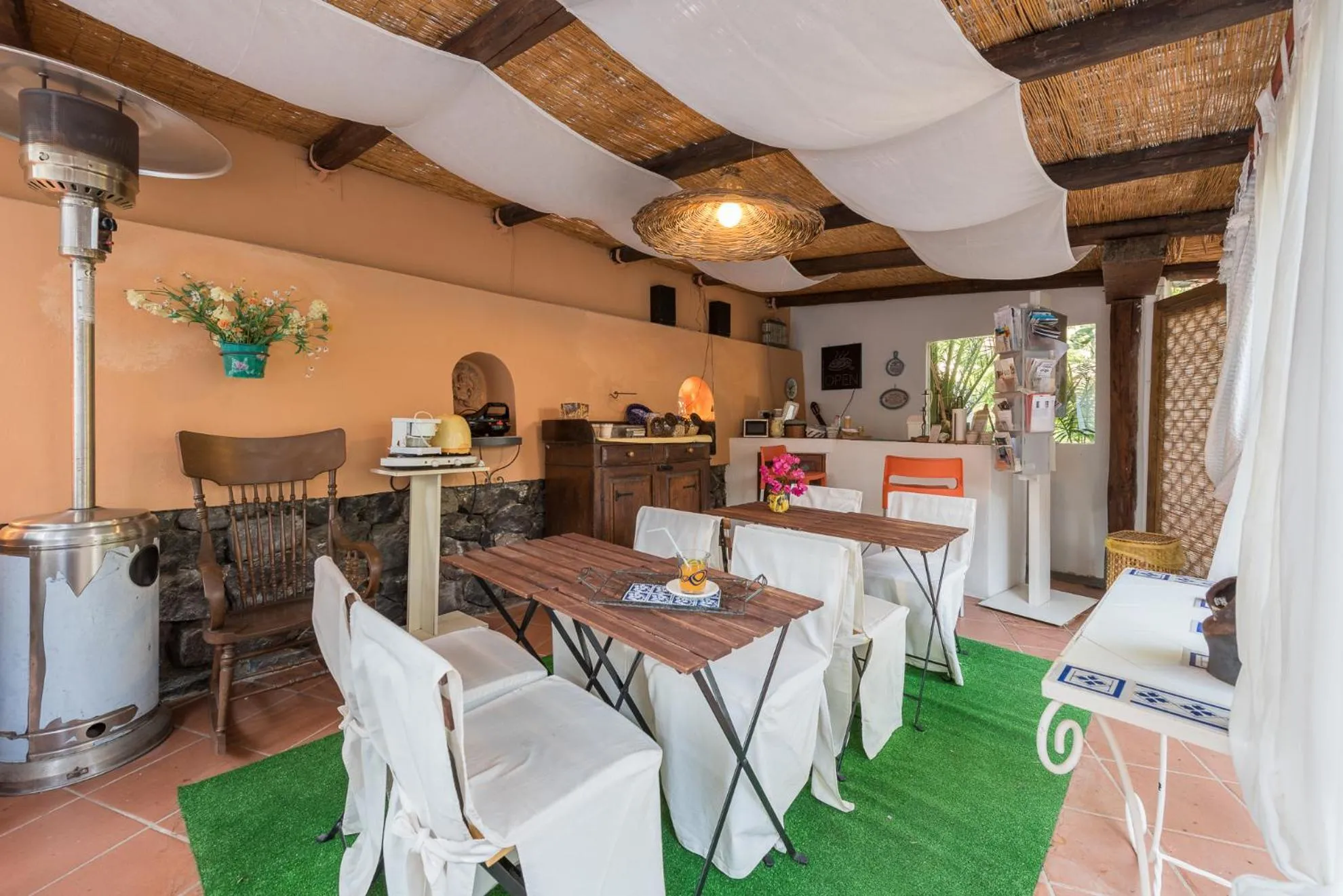 Patio in Villa Mariella Pittorino - camere in B&B