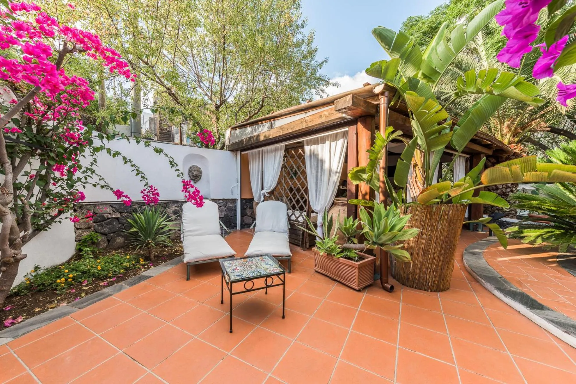 Patio in Villa Mariella Pittorino - camere in B&B