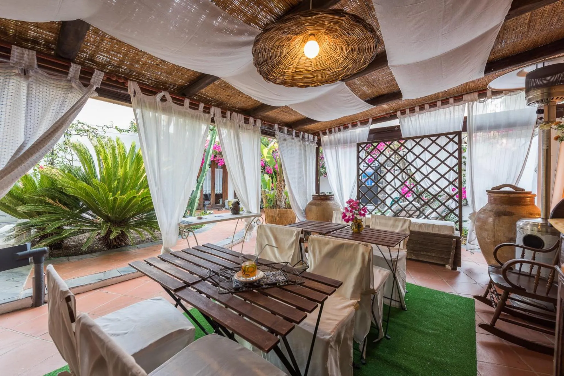 Patio in Villa Mariella Pittorino - camere in B&B