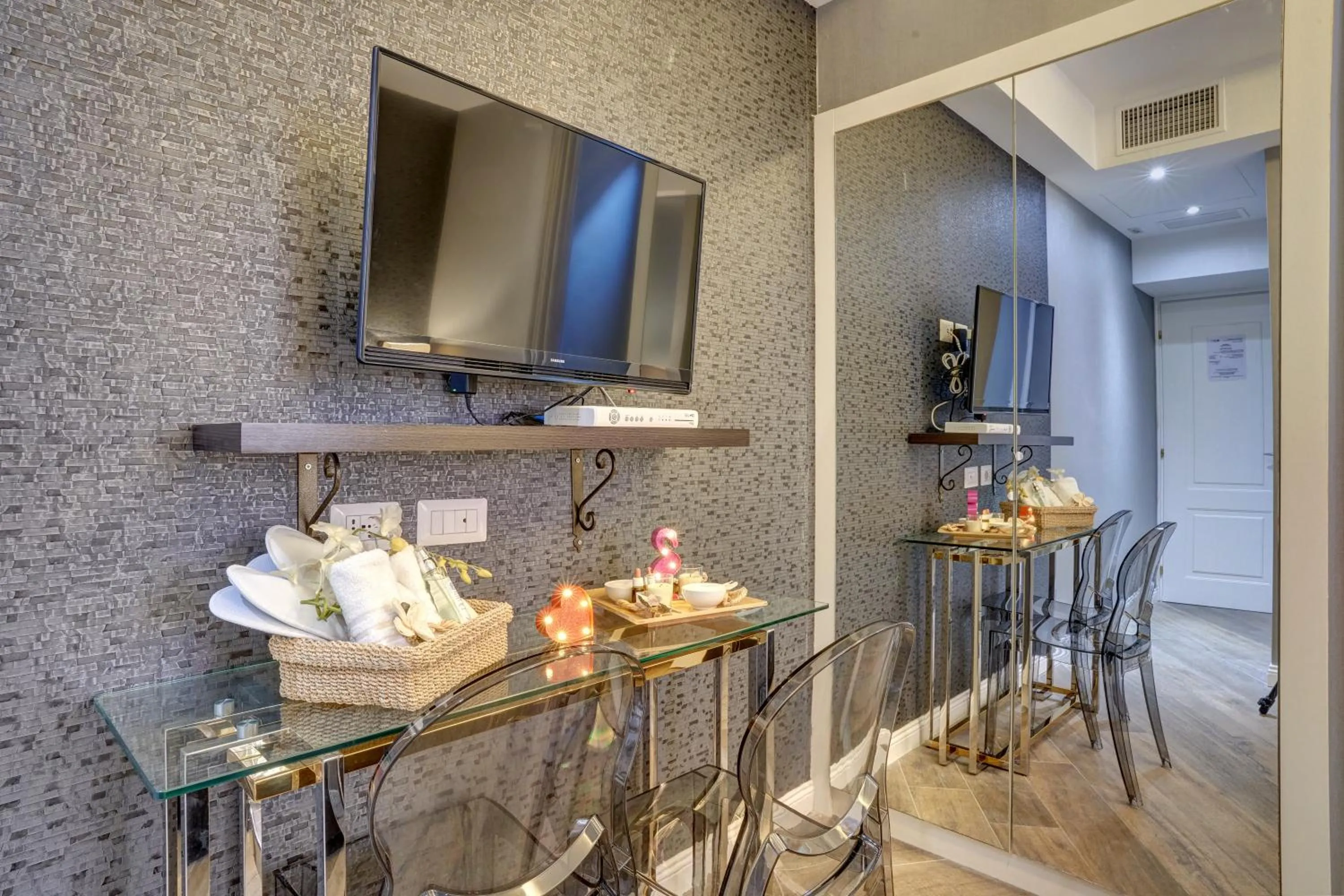 Decorative detail in Spagna Boutique