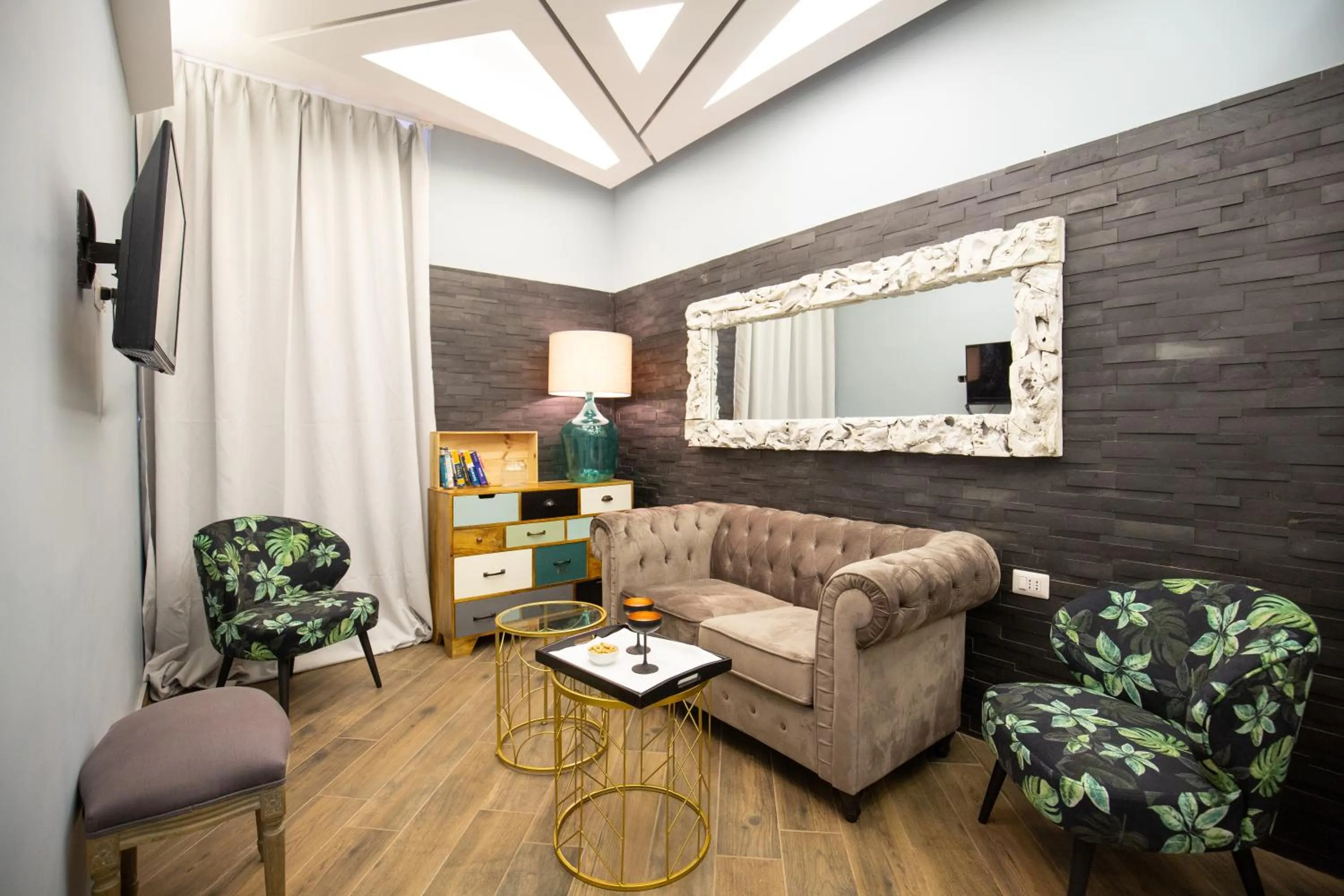 Communal lounge/ TV room in Spagna Boutique