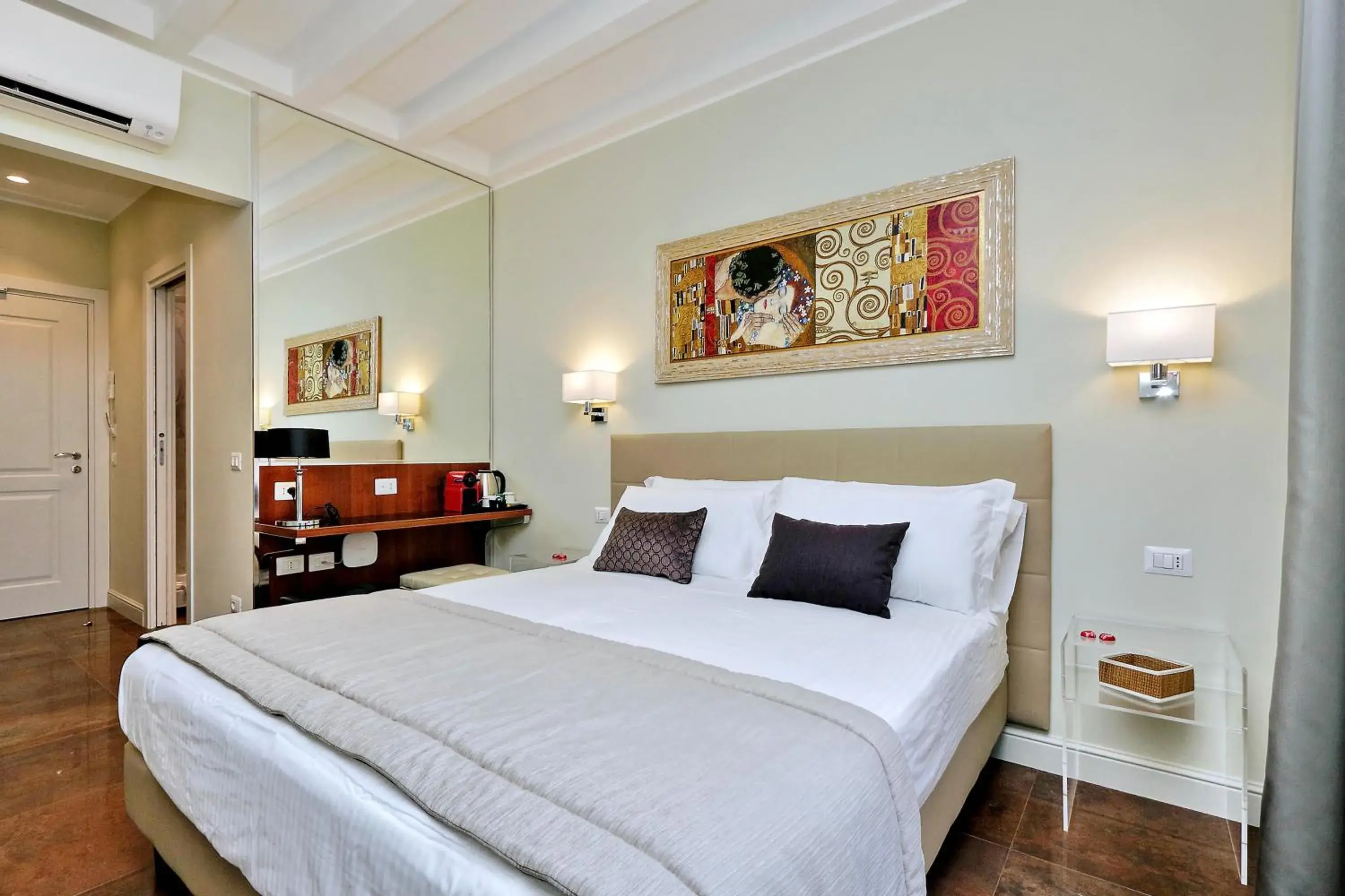 Deluxe Double or Twin Room with City View in Piazza Venezia Grand Suite Deluxe Double or Twin Room with City View in Piazza Venezia Grand Suite