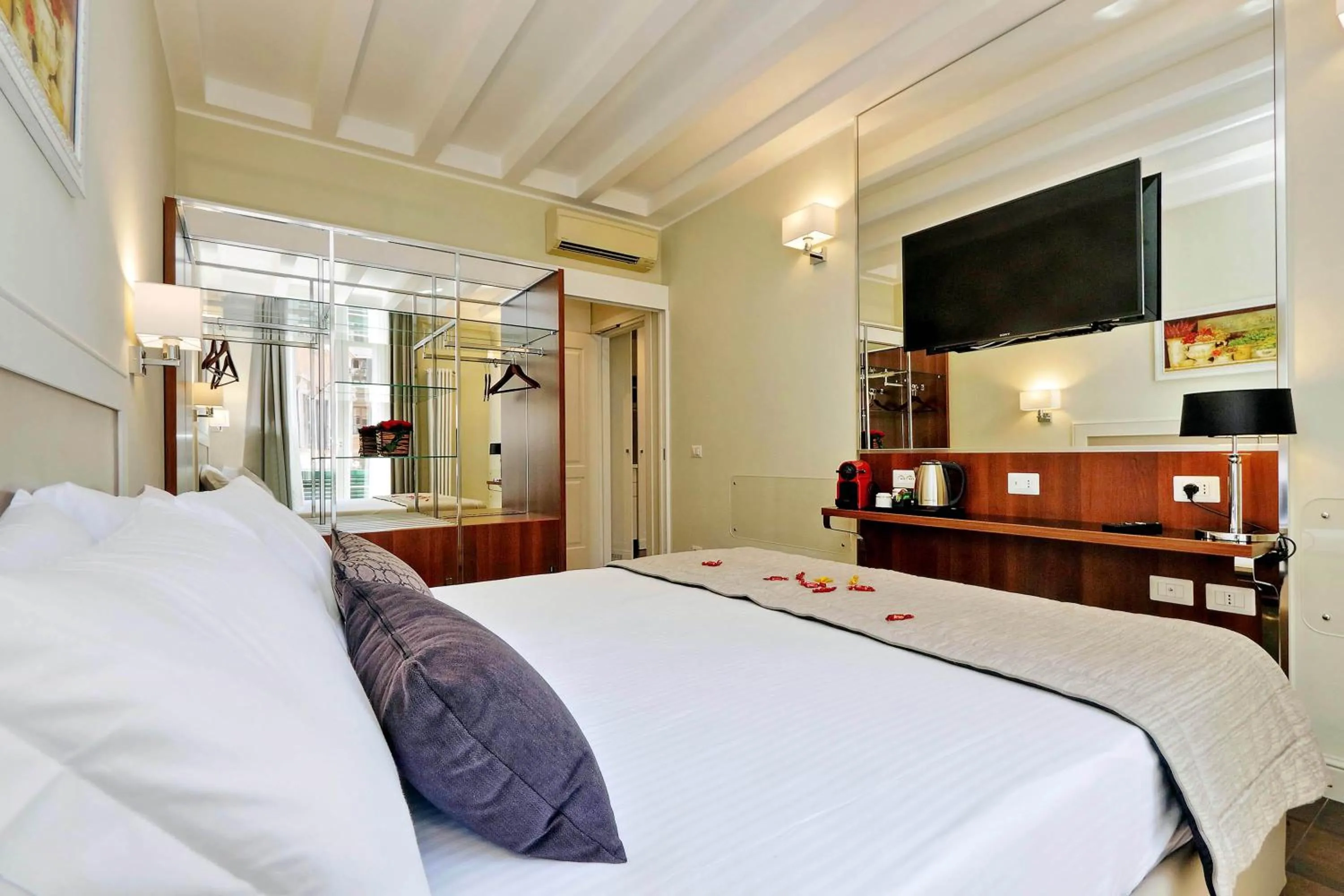 Photo of the whole room, Bed in Piazza Venezia Grand Suite
