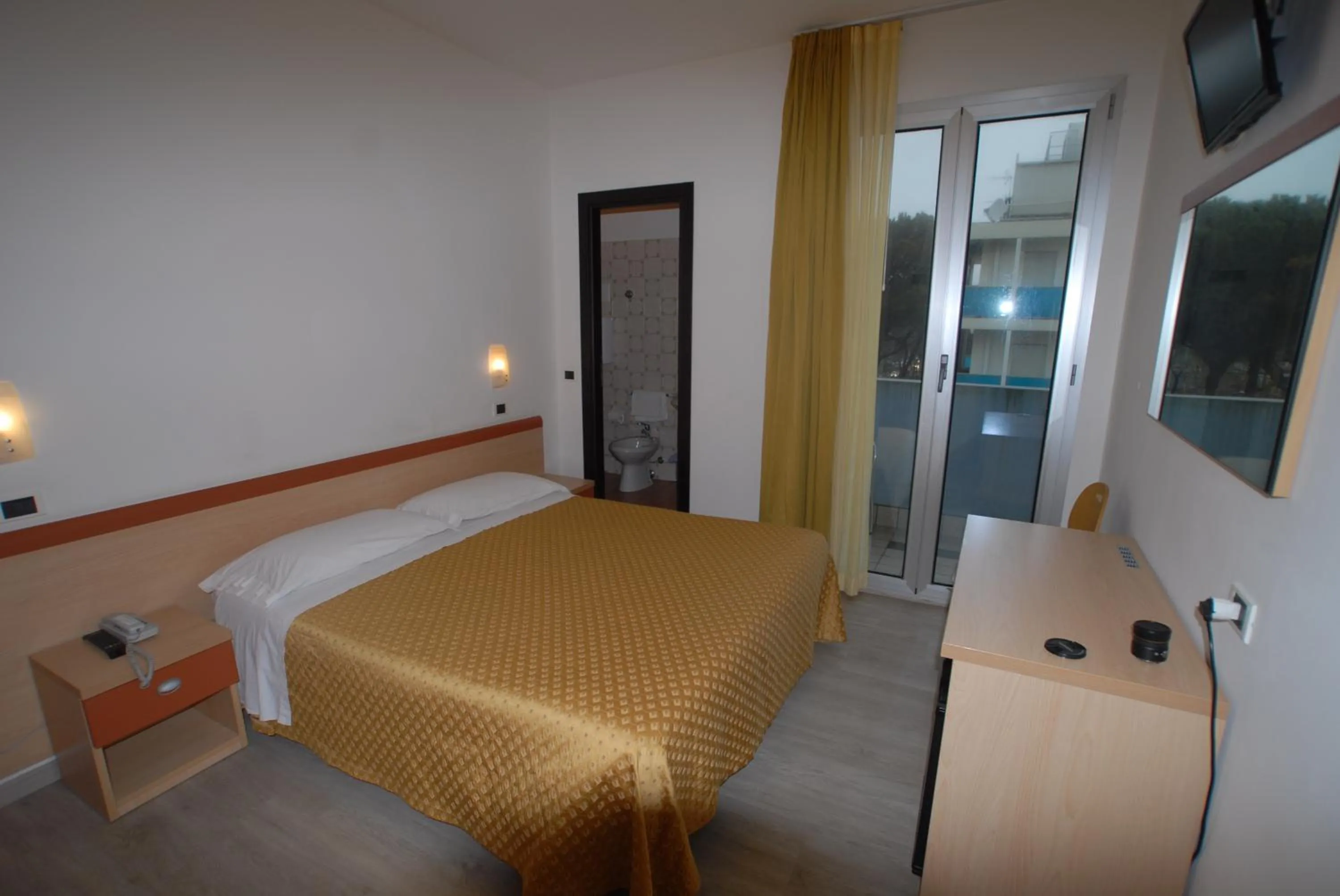 Shower, Bed in Hotel Tilmar