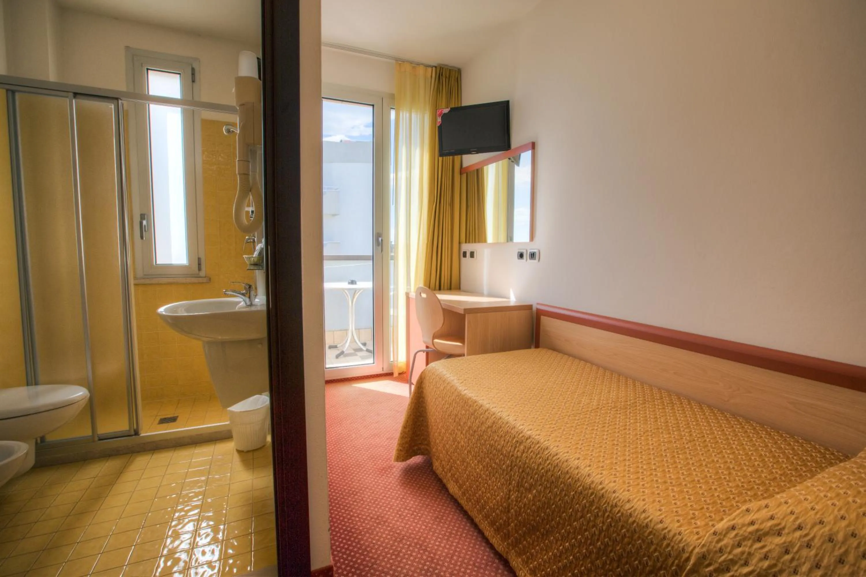 Shower, Bed in Hotel Tilmar