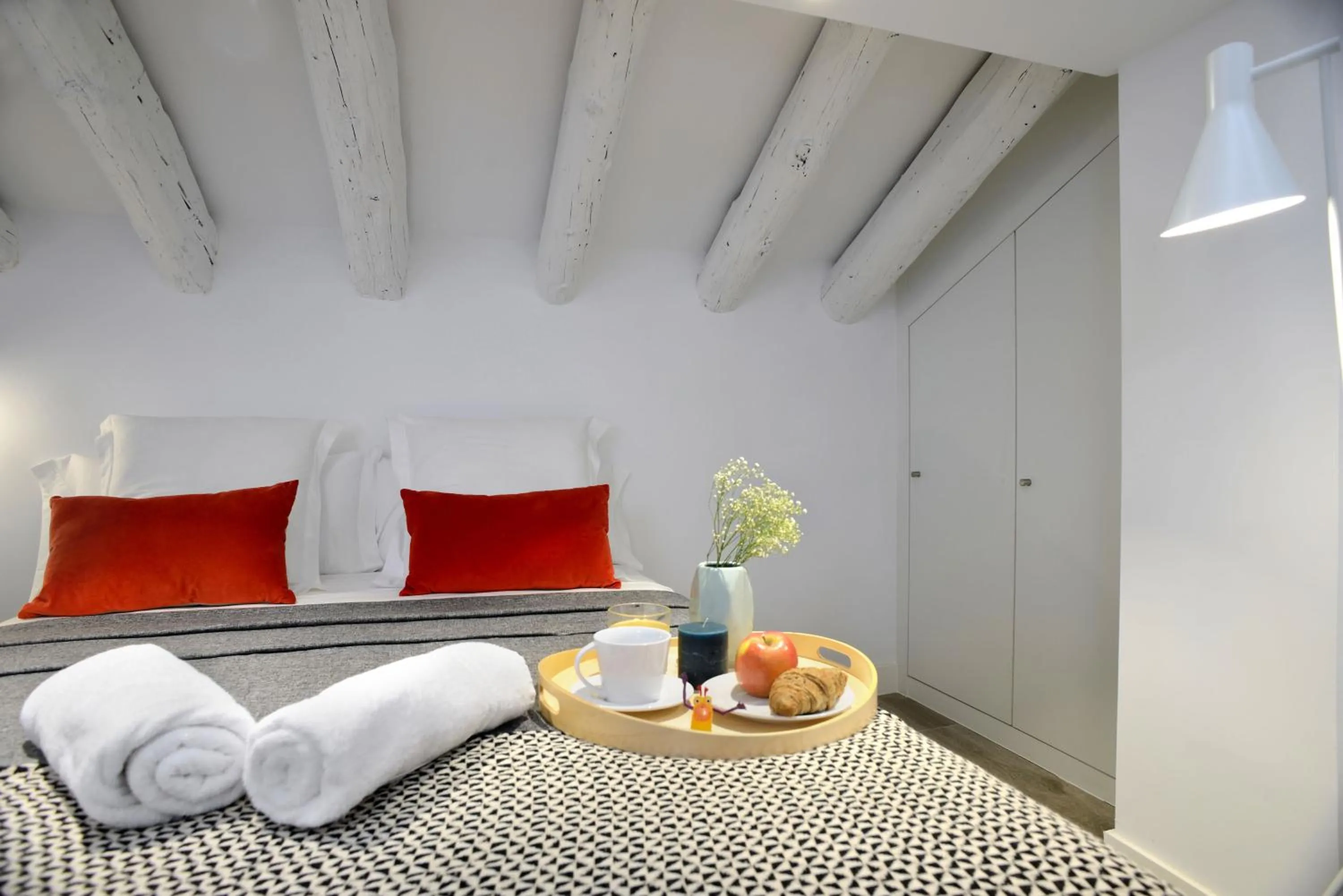 Property building, Bed in nQn Aparts & Suites Madrid
