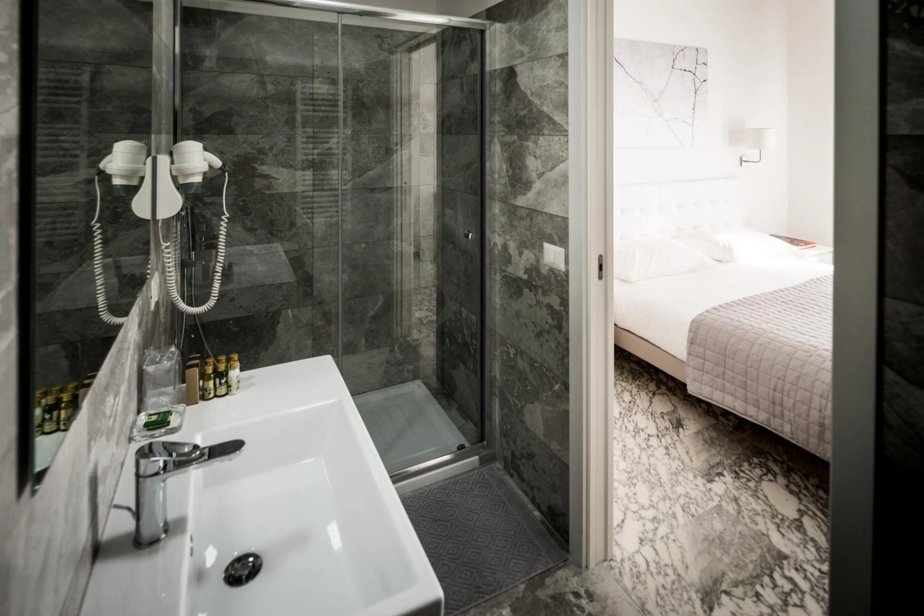 Bathroom, Bed in Vinci House