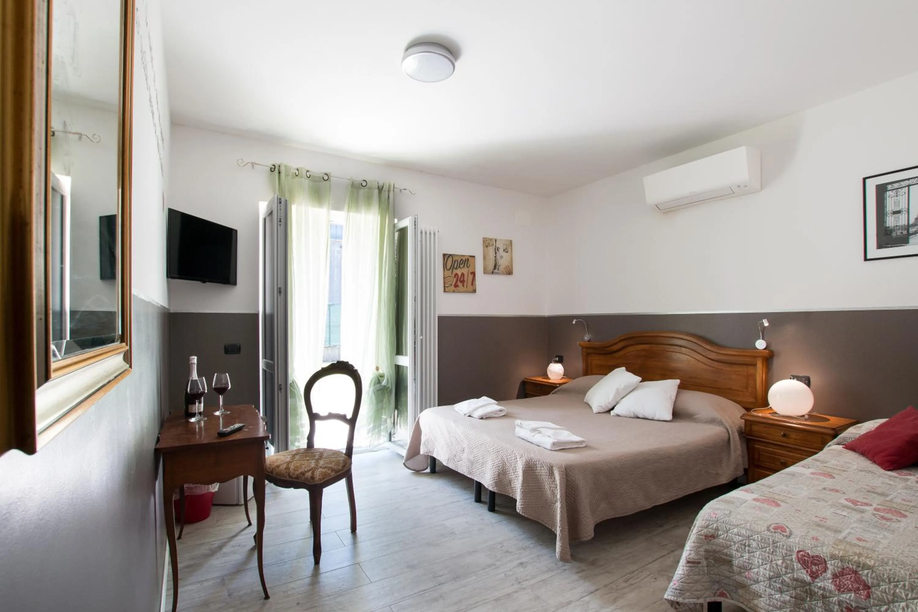 Photo of the whole room, Bed in Villa Boninsegna - Wine Enoteca Verdi -