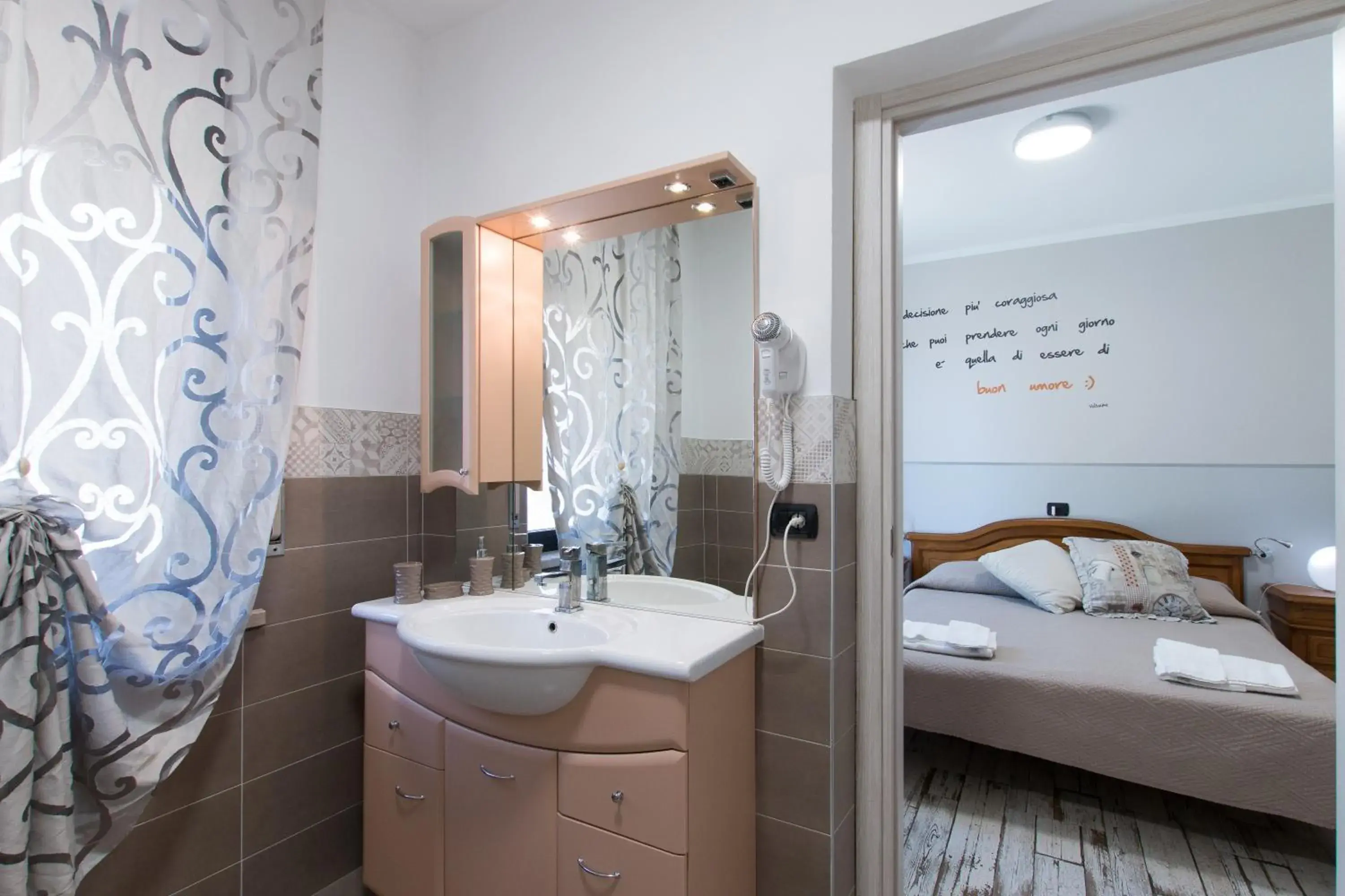 Standard Double or Twin Room in Villa Boninsegna - Wine Enoteca Verdi - Standard Double or Twin Room in Villa Boninsegna - Wine Enoteca Verdi -