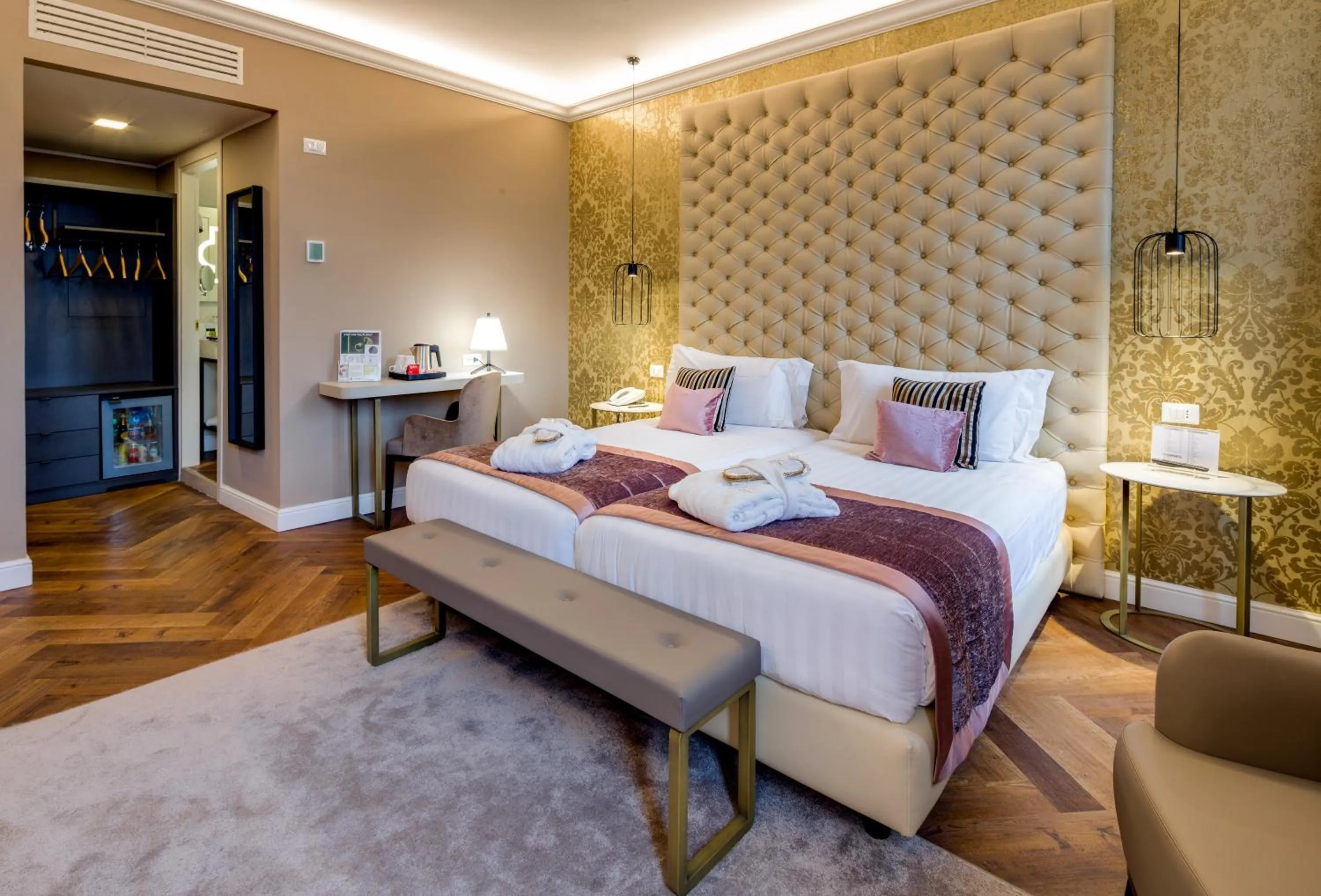 Bedroom, Bed in BW Premier Collection CHC Continental