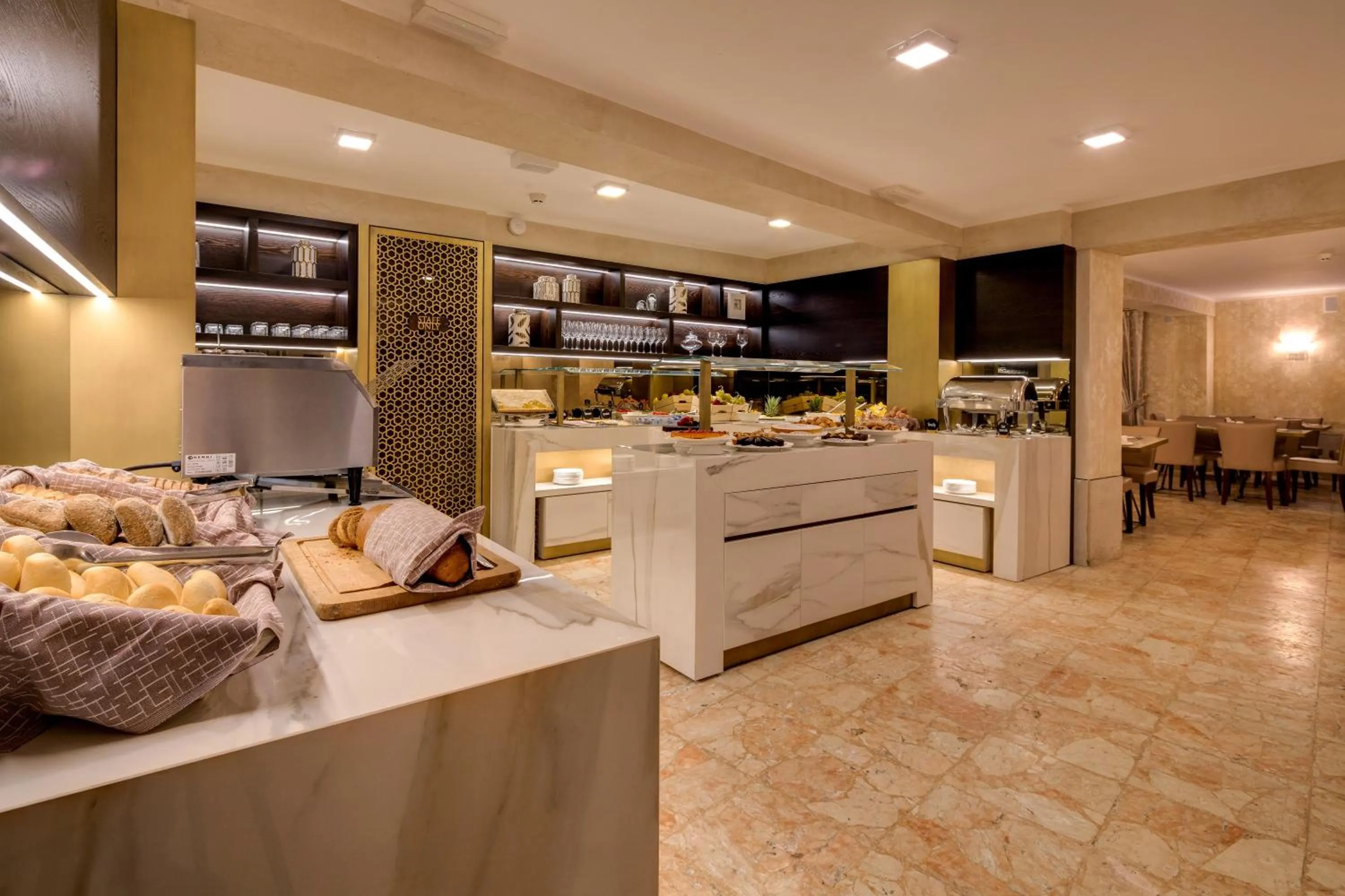 Restaurant/places to eat in BW Premier Collection CHC Continental