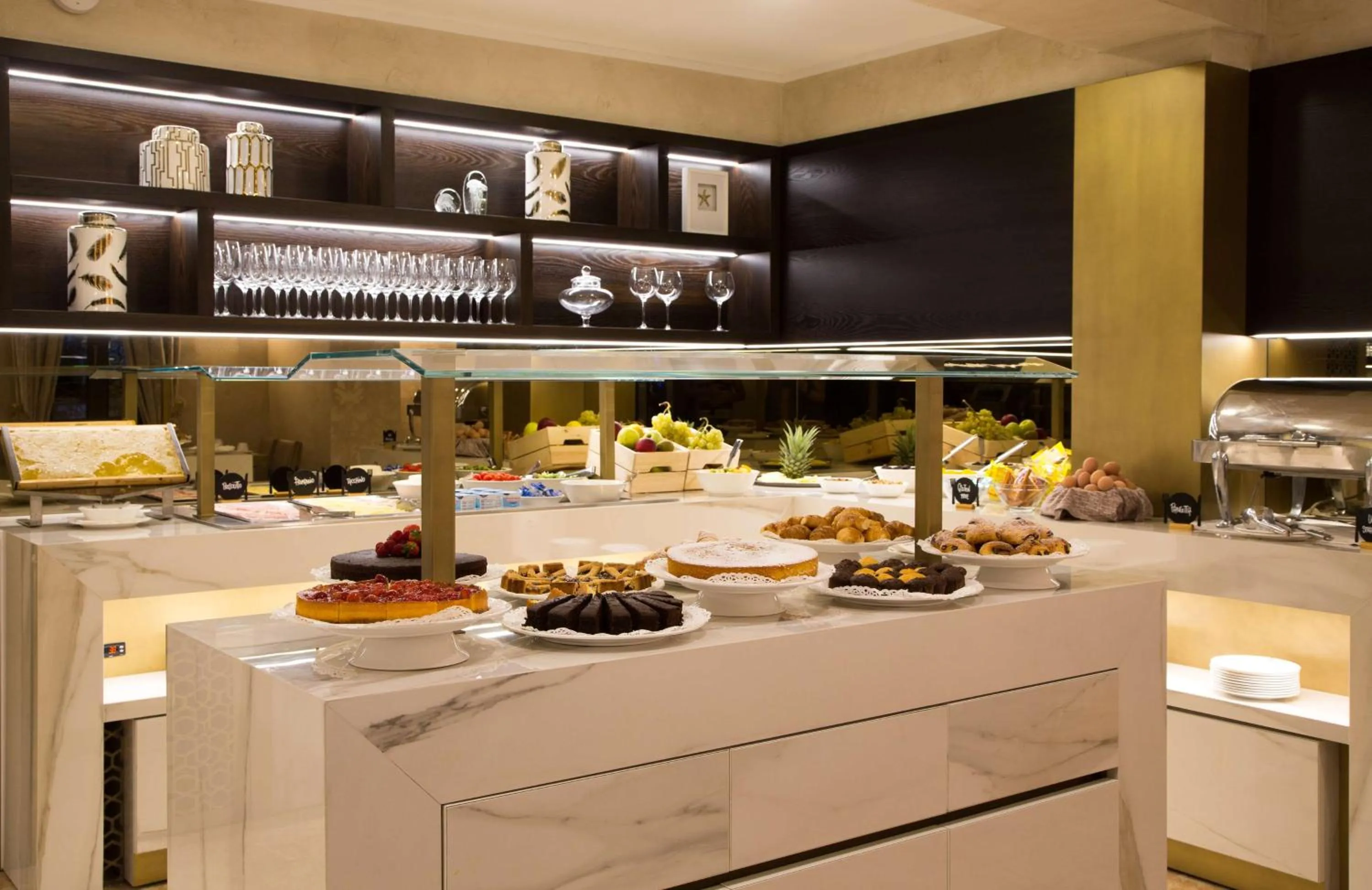 Restaurant/places to eat in BW Premier Collection CHC Continental