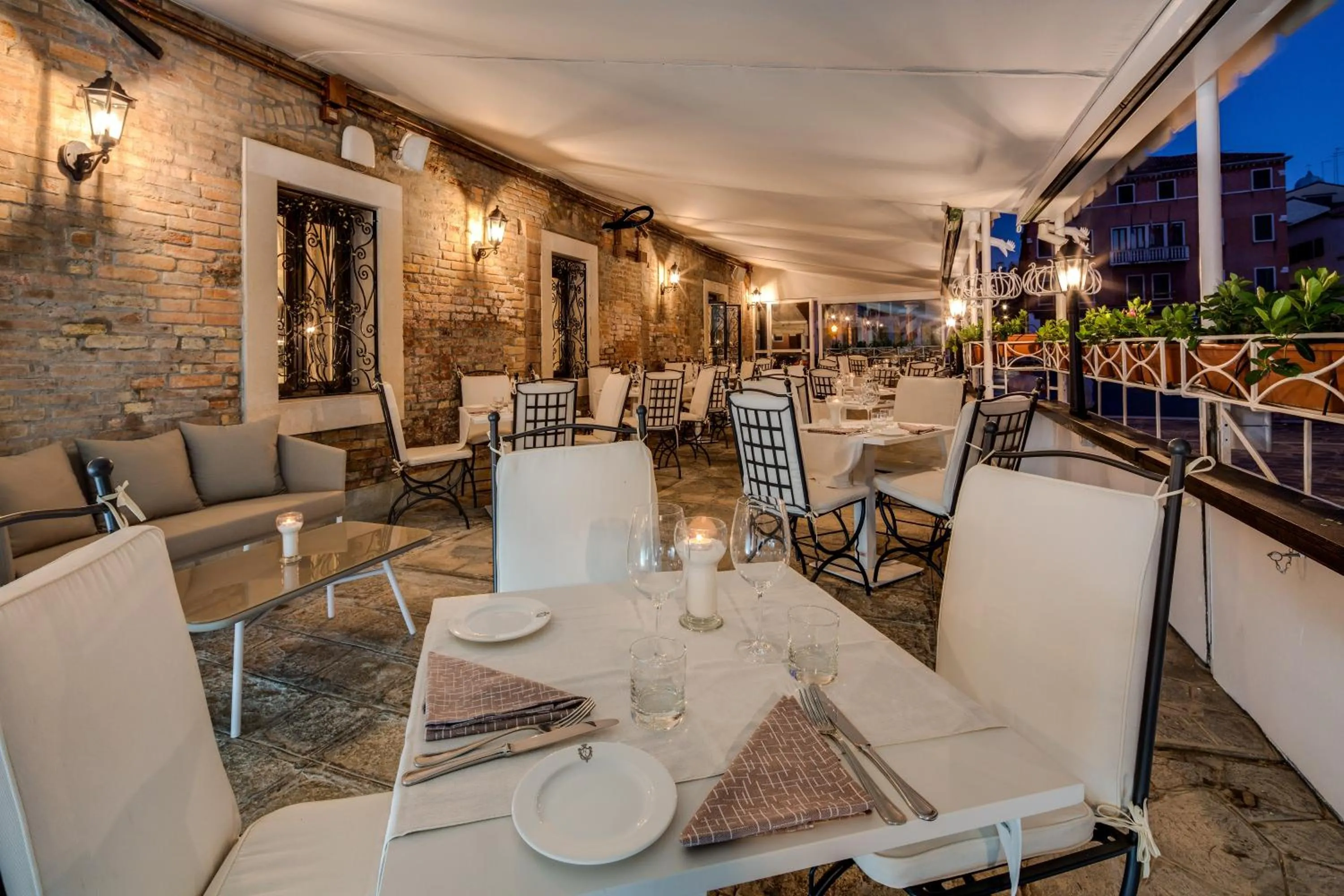 Patio in BW Premier Collection CHC Continental