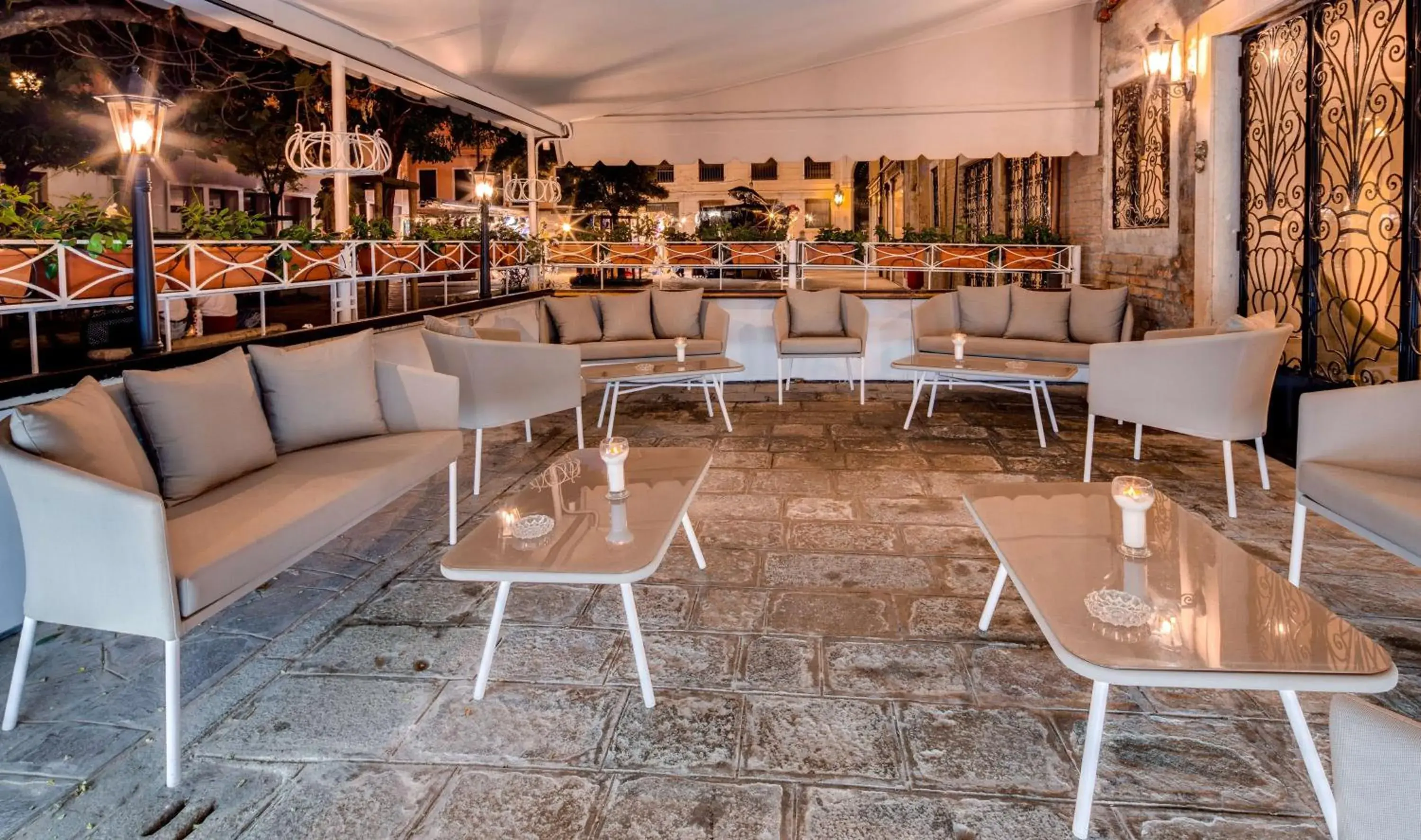 Lounge or bar in BW Premier Collection CHC Continental Lounge or bar in BW Premier Collection CHC Continental