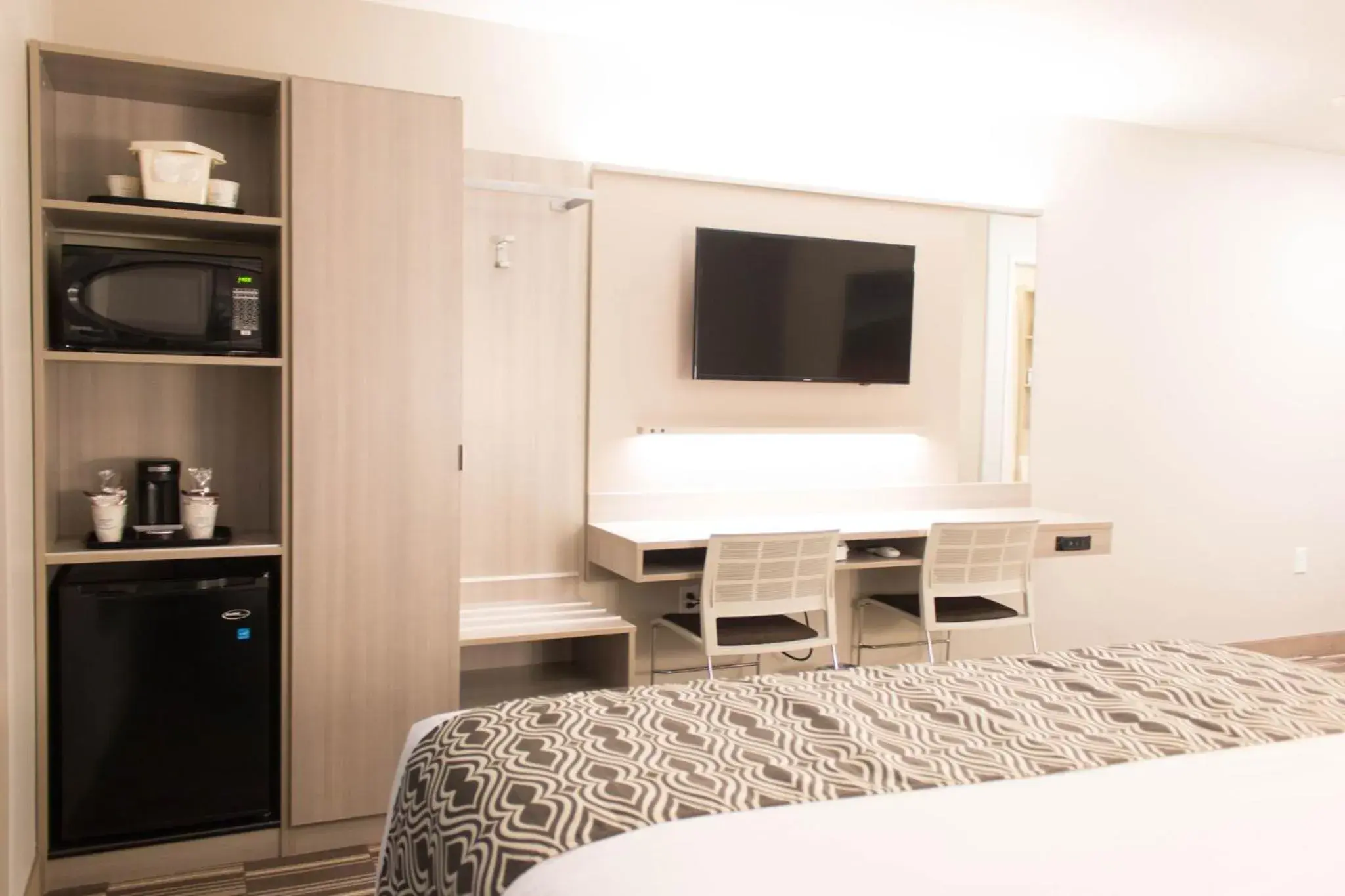 Seating area, Bed in Microtel Inn & Suites by Wyndham Springville Seating area, Bed in Microtel Inn & Suites by Wyndham Springville