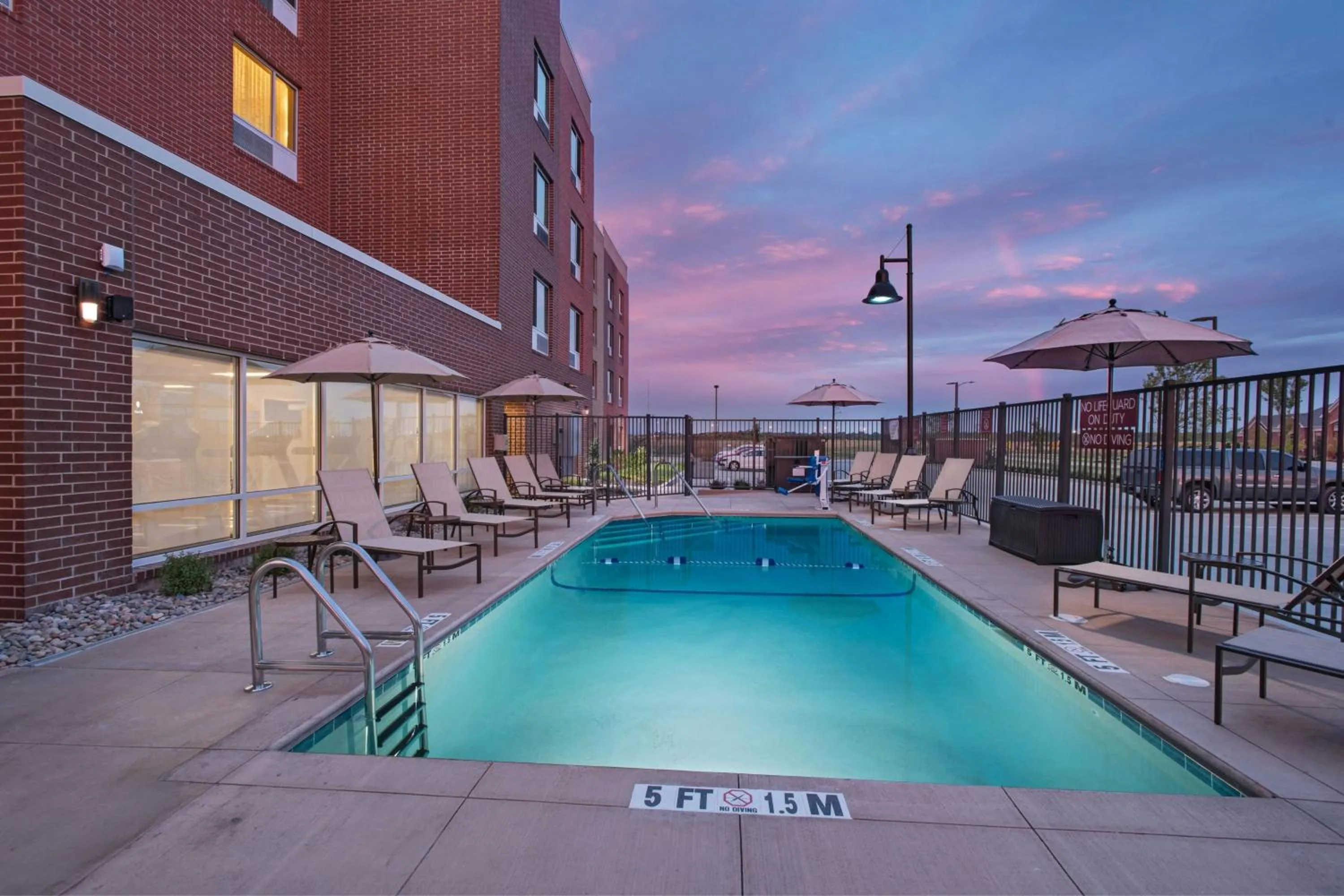 Swimming pool in TownePlace Suites by Marriott Columbia