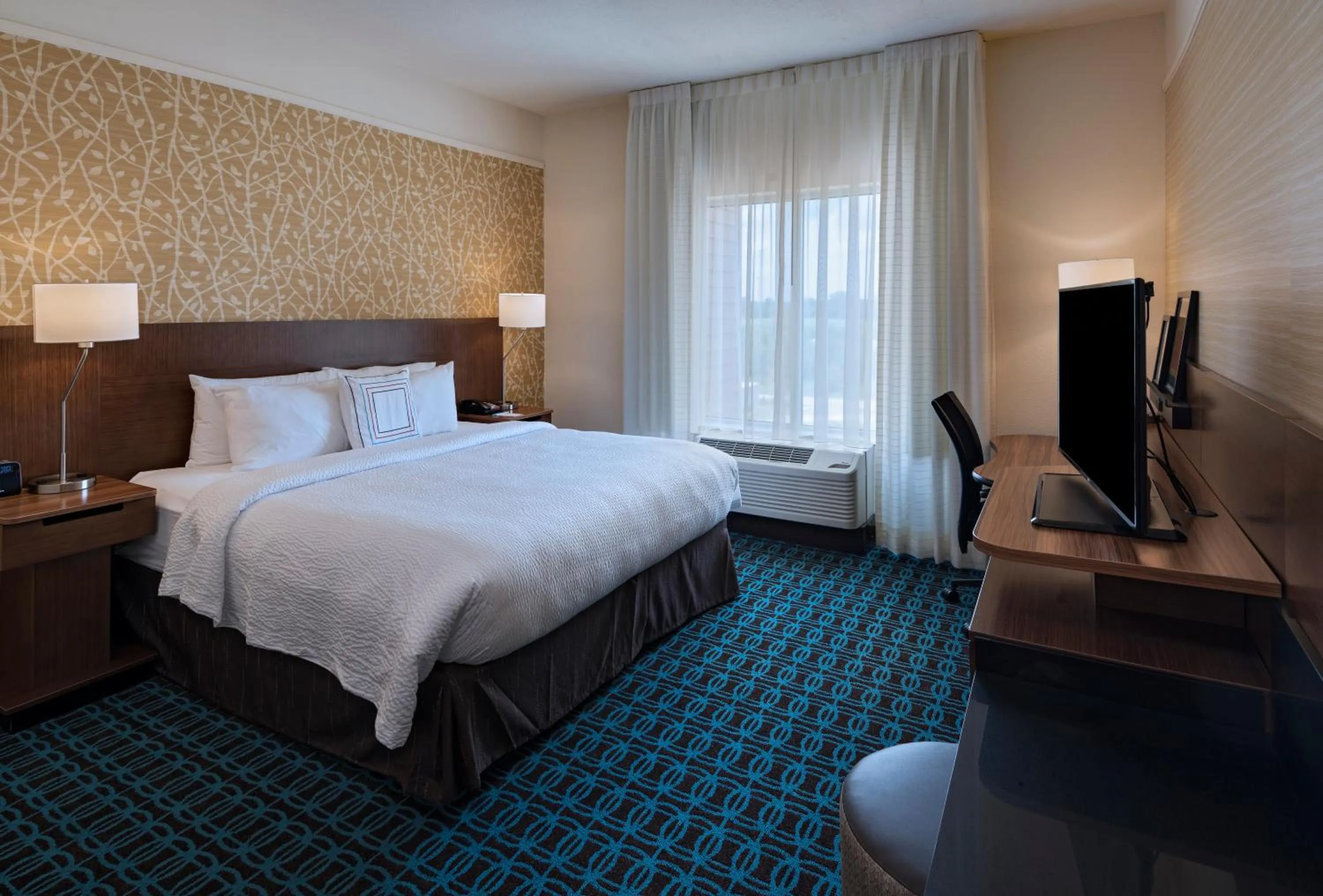 TV and multimedia, Bed in Fairfield Inn & Suites by Marriott Dublin