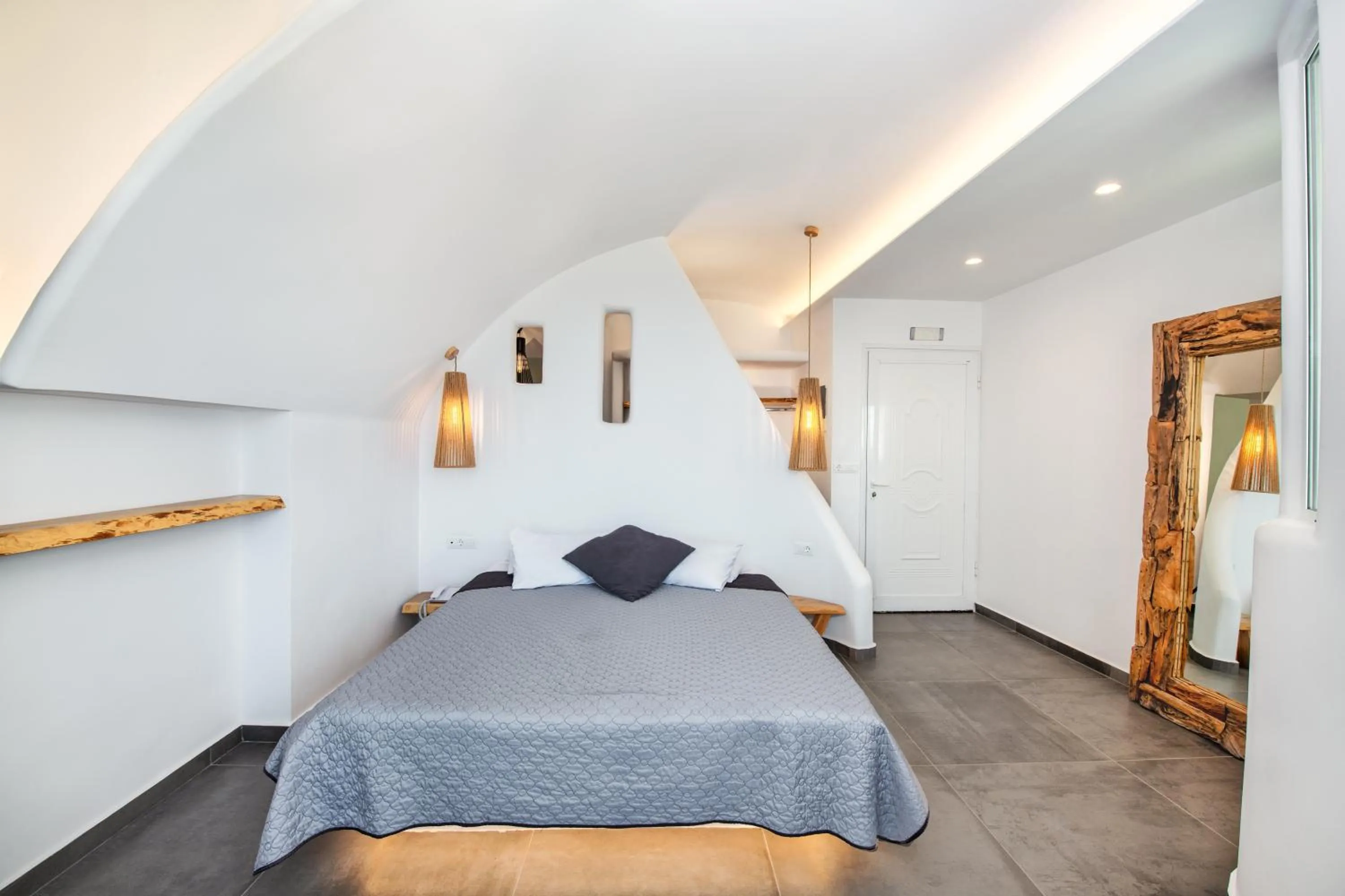 Photo of the whole room, Bed in Gianna Suites