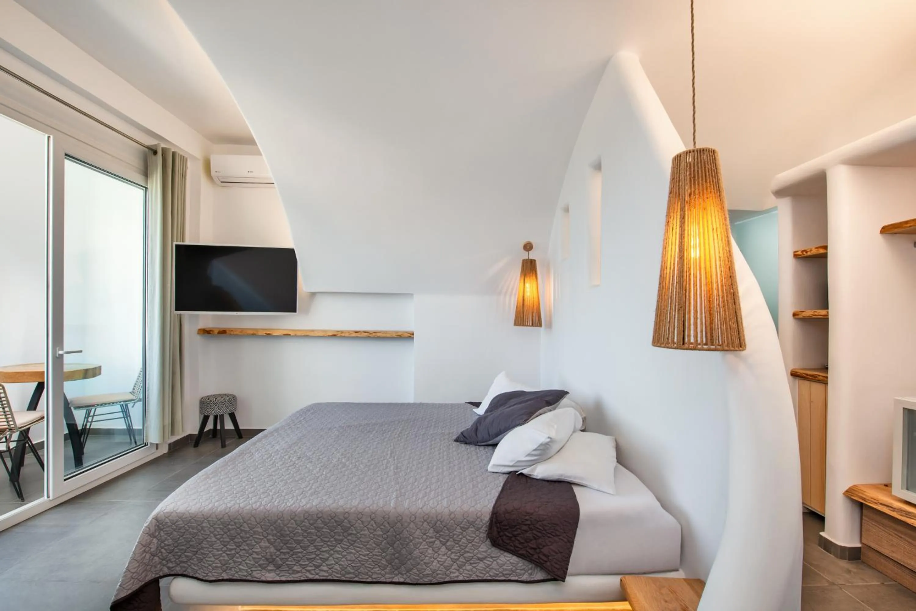 Photo of the whole room, Bed in Gianna Suites