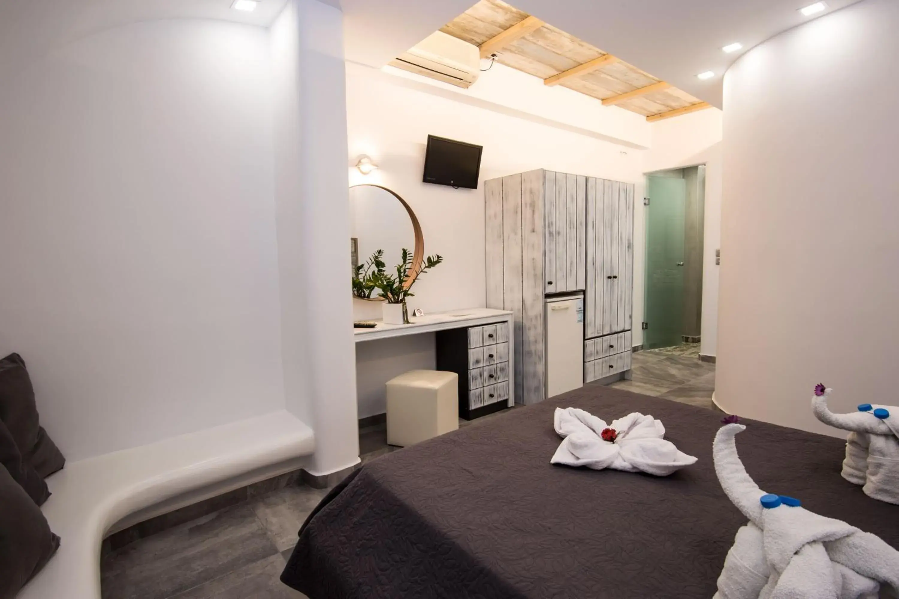 Photo of the whole room, Bed in Gianna Suites Photo of the whole room, Bed in Gianna Suites