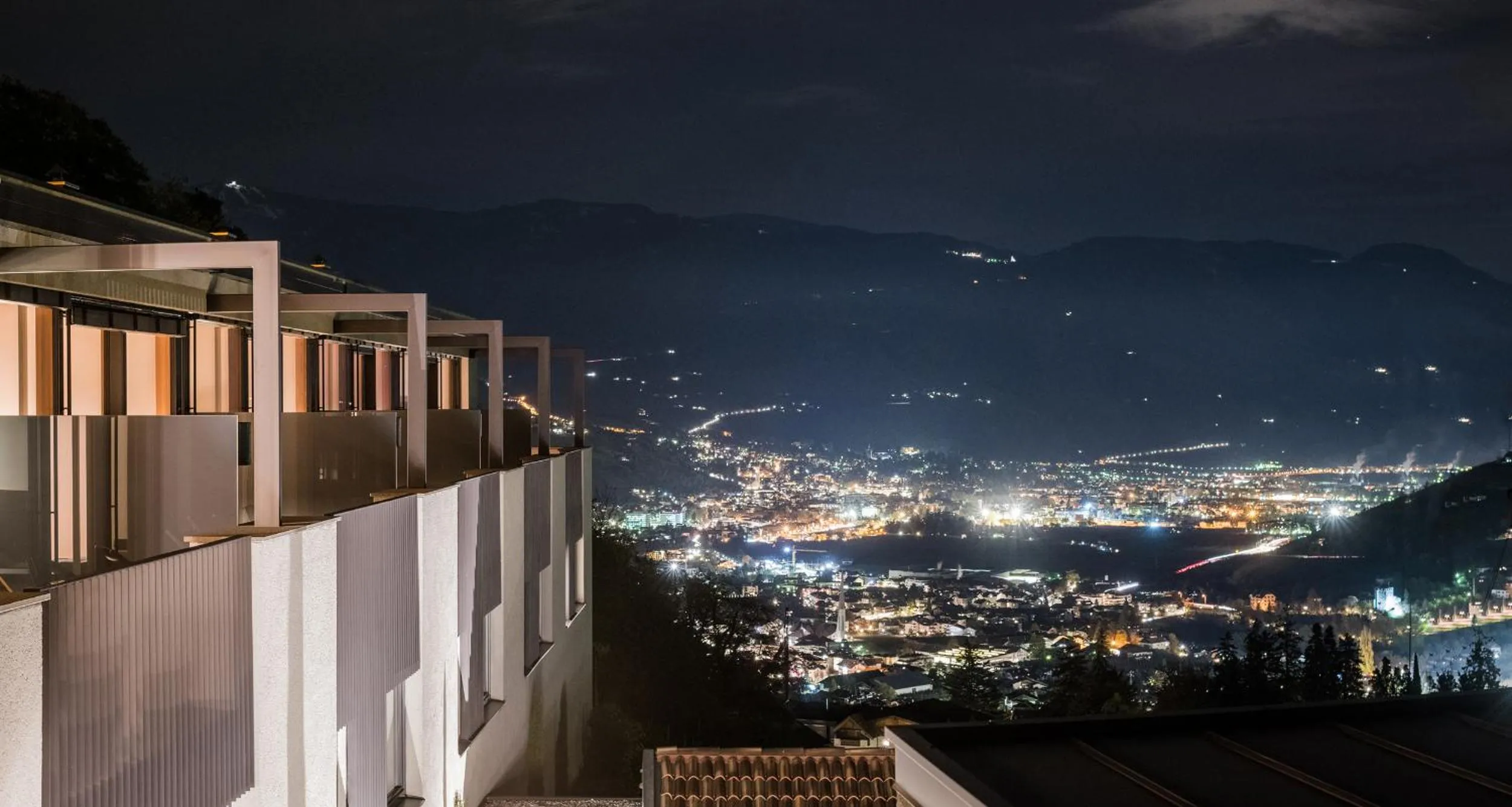 Night in Paloria Apartments & Sport