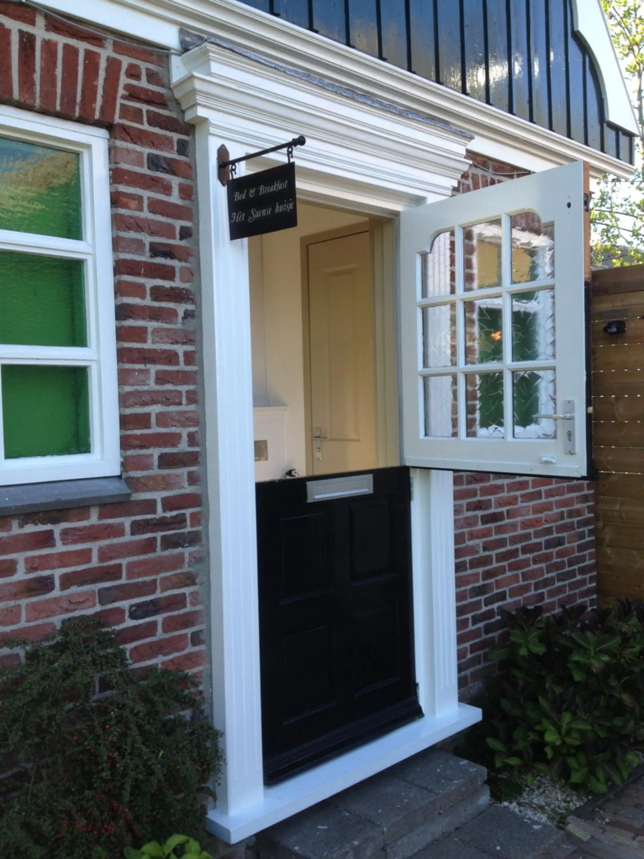 Facade/entrance in B&B Saense huisje