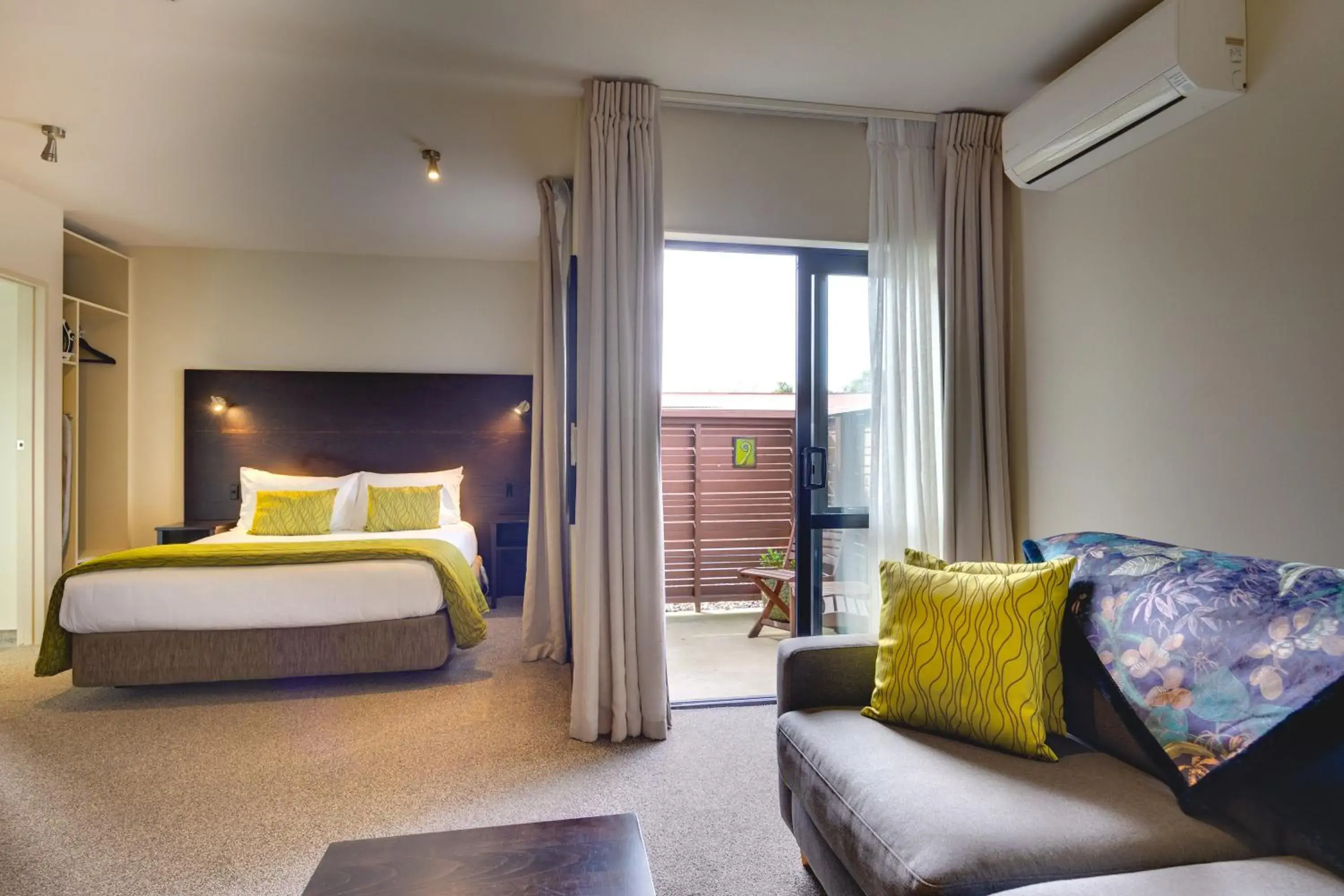 Deluxe Queen Studio in Ava Lodge Deluxe Queen Studio in Ava Lodge