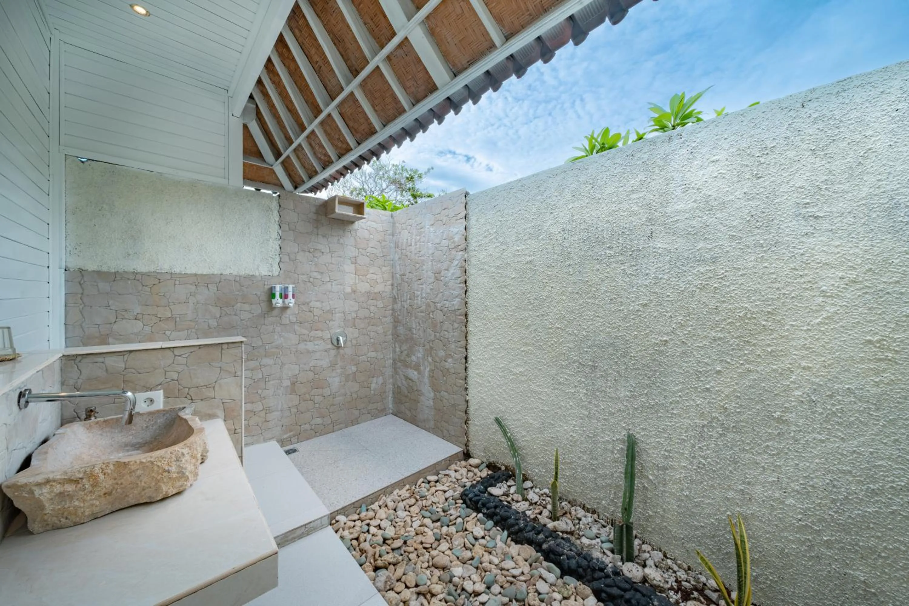 Bathroom in The Cubang Hut's Lembongan