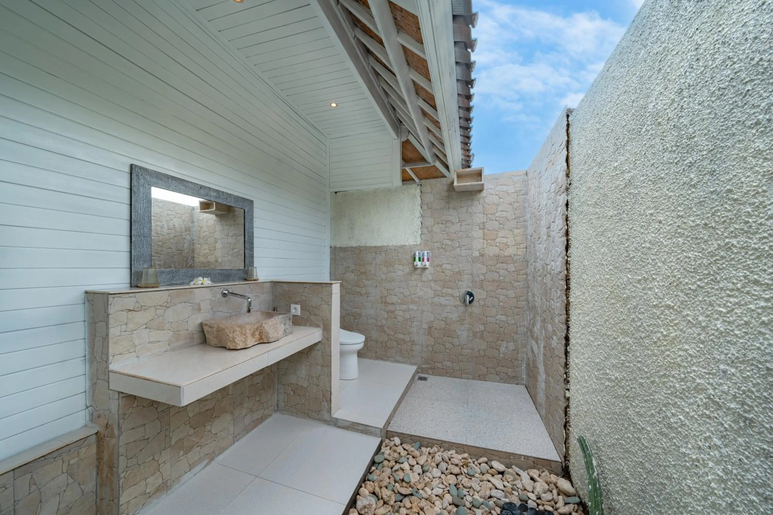 Bathroom in The Cubang Hut's Lembongan