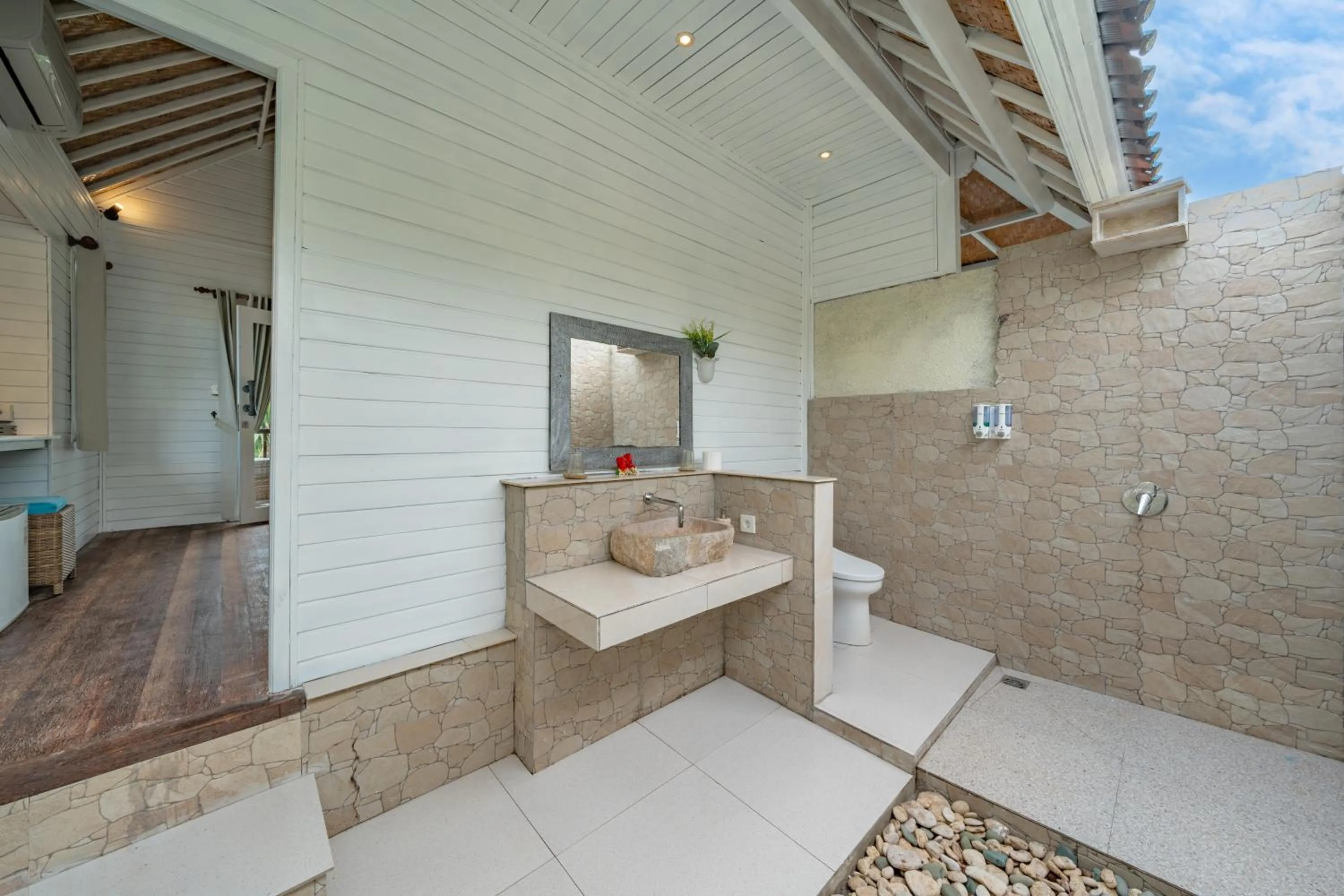 Shower in The Cubang Hut's Lembongan