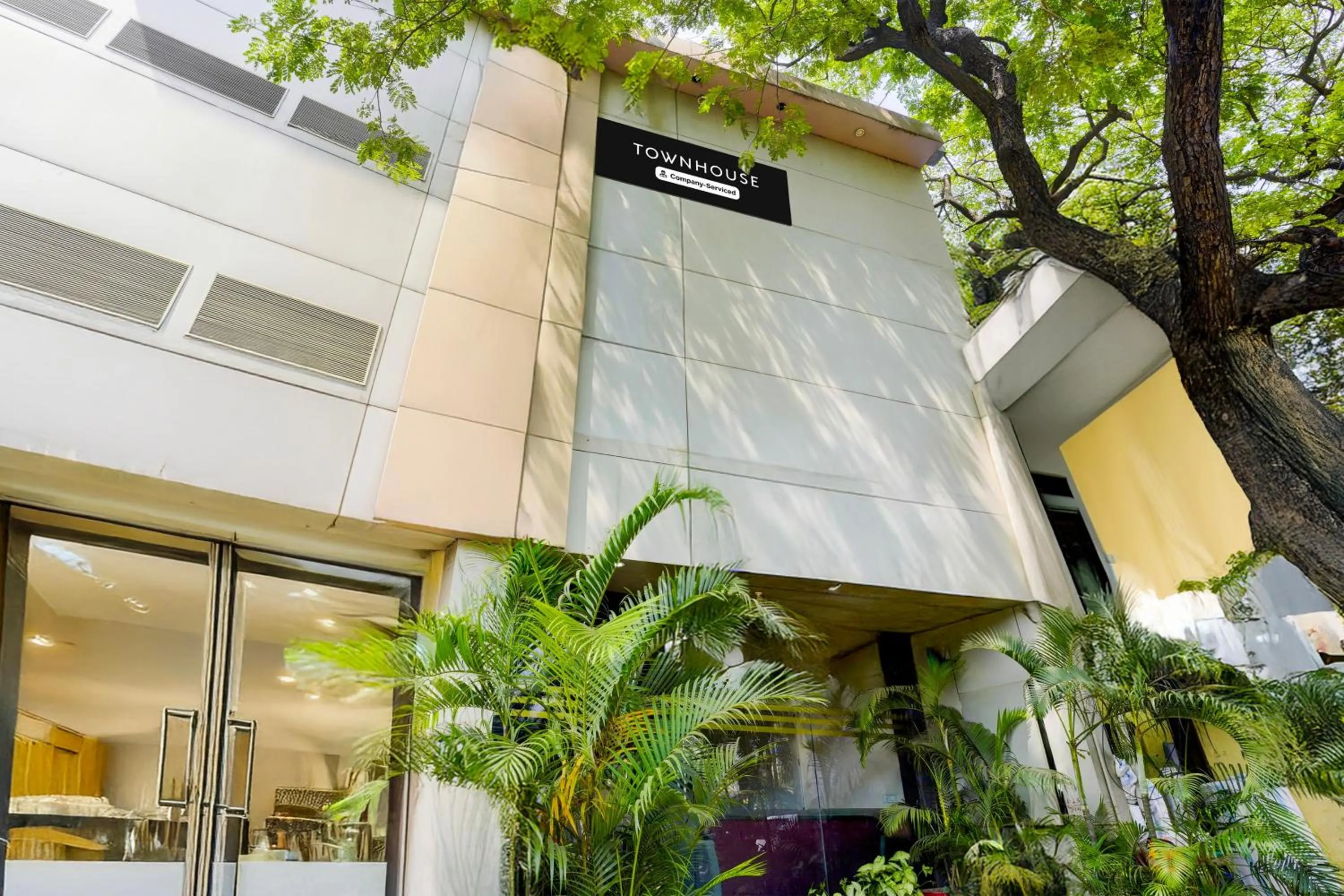 Facade/entrance in Super Townhouse Andheri Sakinaka Metro Formerly Hotel Amour