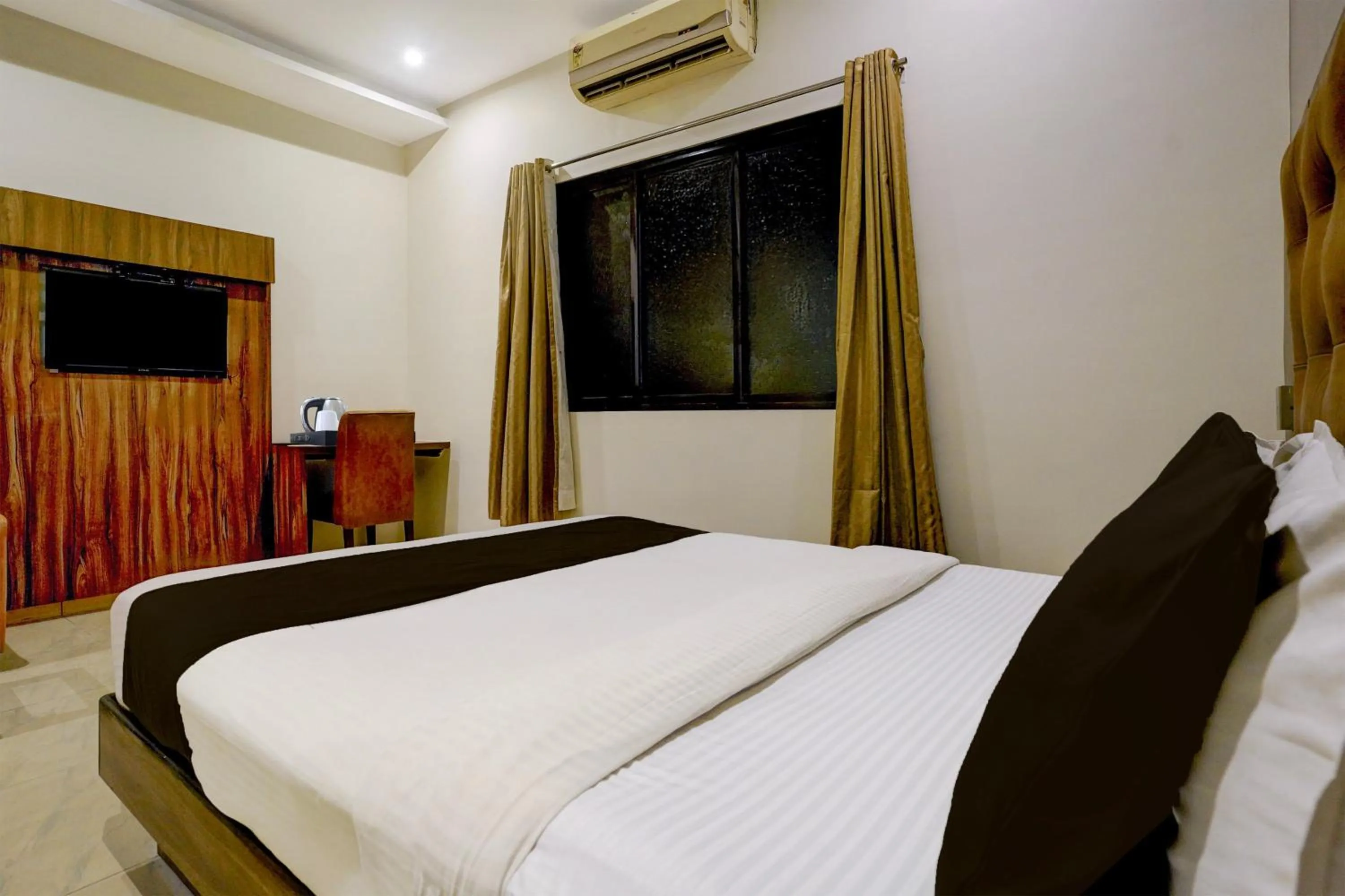 Bedroom, Bed in Super Townhouse Andheri Sakinaka Metro Formerly Hotel Amour