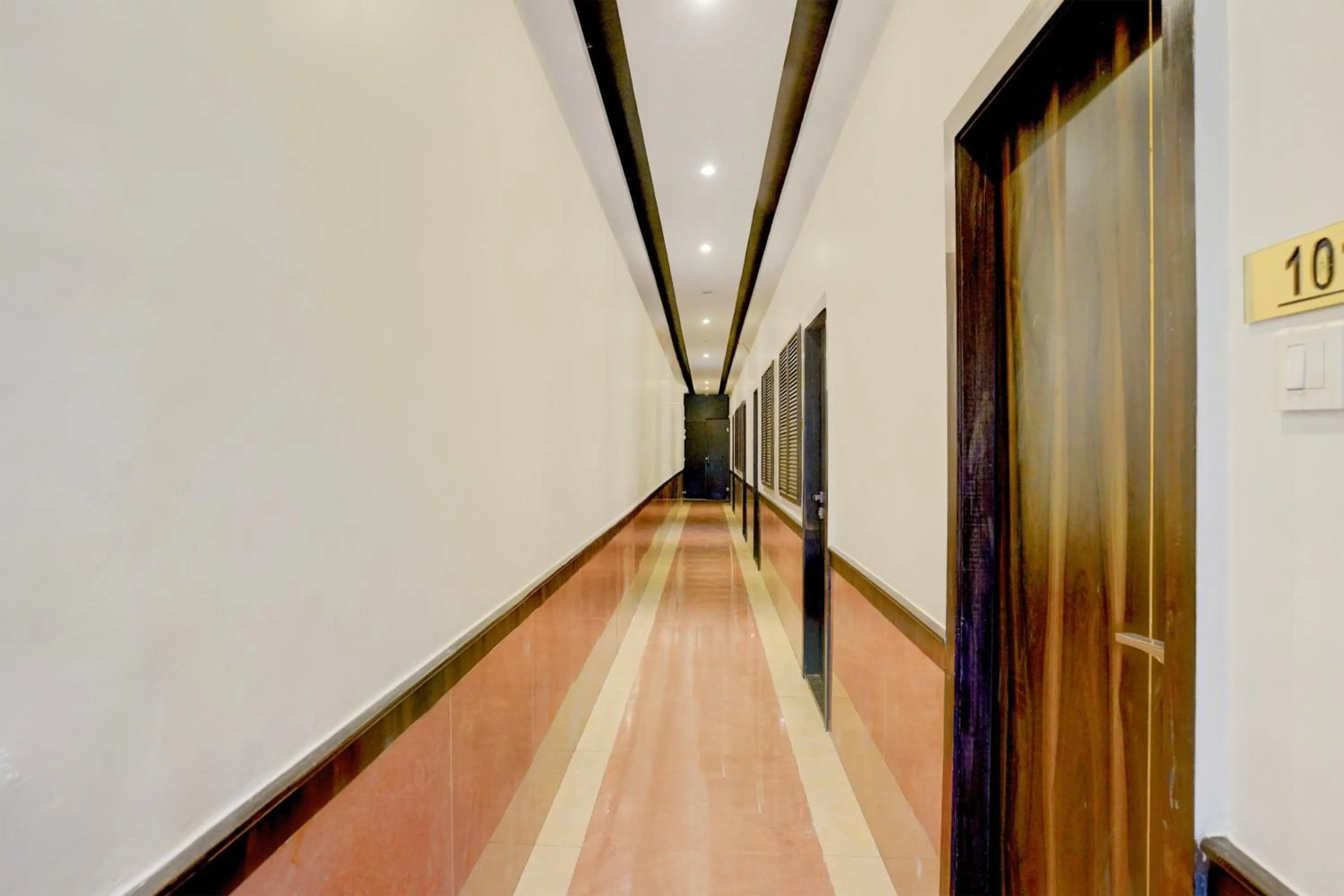 Lobby or reception in Super Townhouse Andheri Sakinaka Metro Formerly Hotel Amour