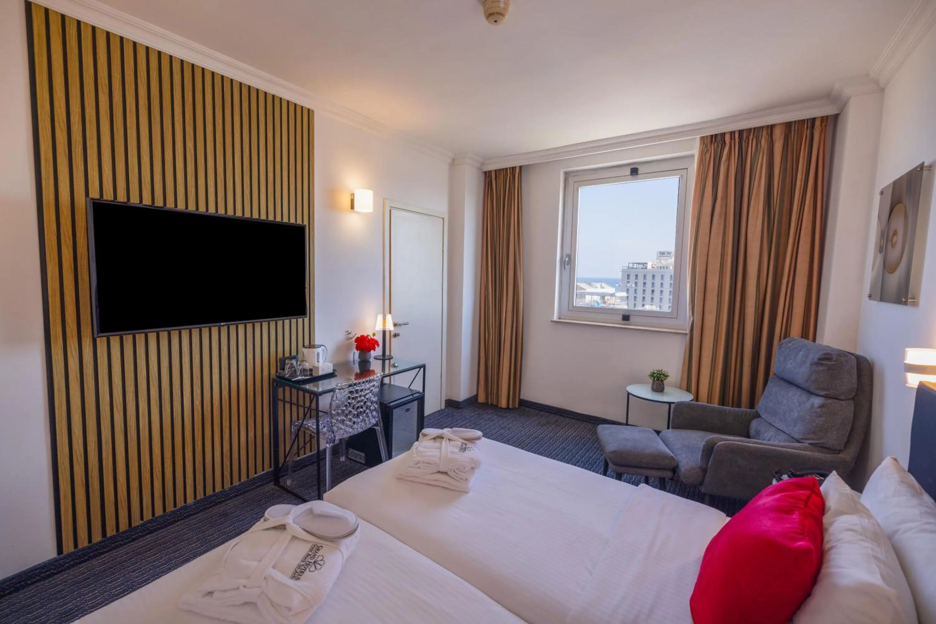 Bedroom, Bed in Grand Beach Hotel