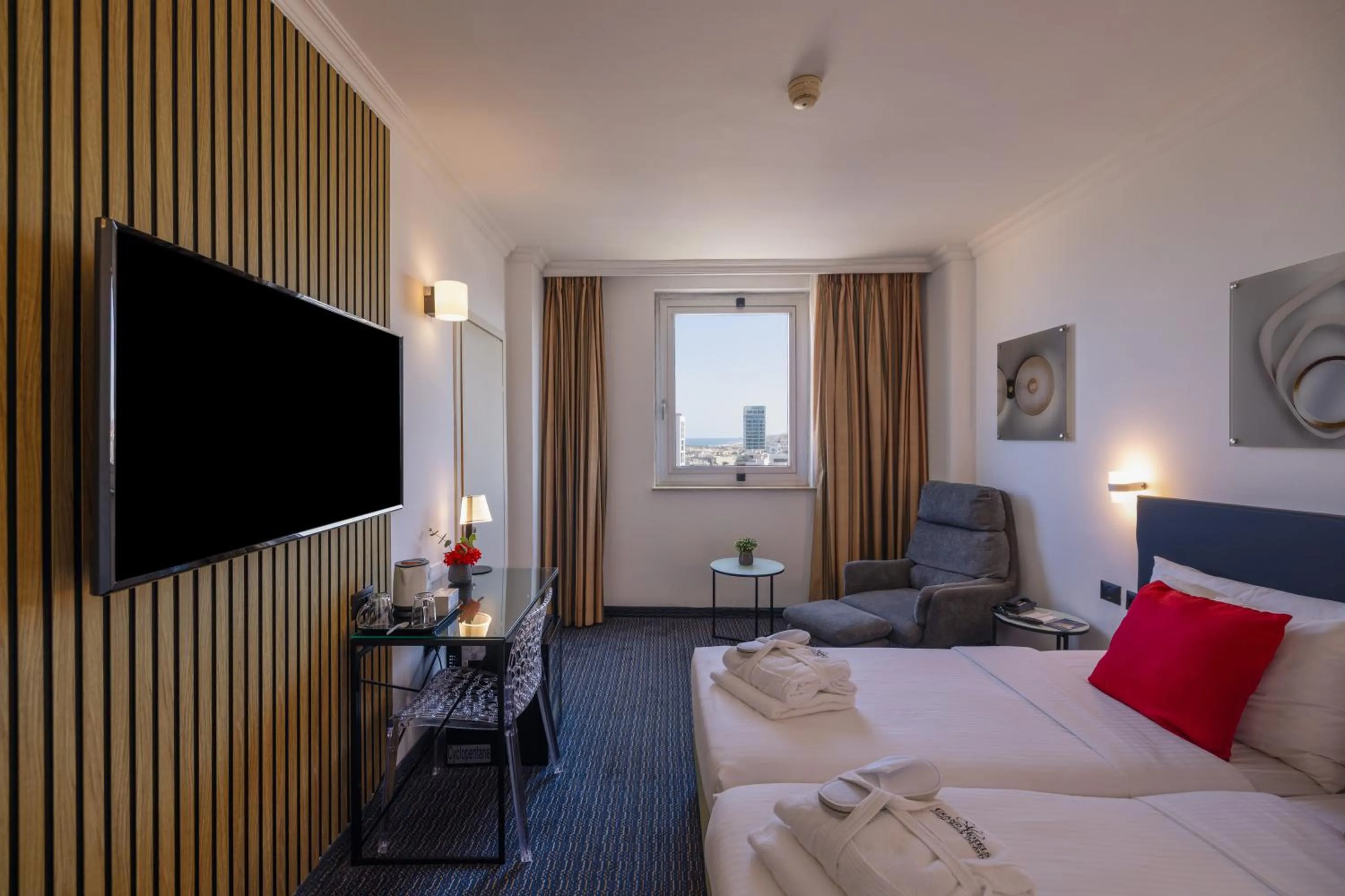 Bedroom, Bed in Grand Beach Hotel